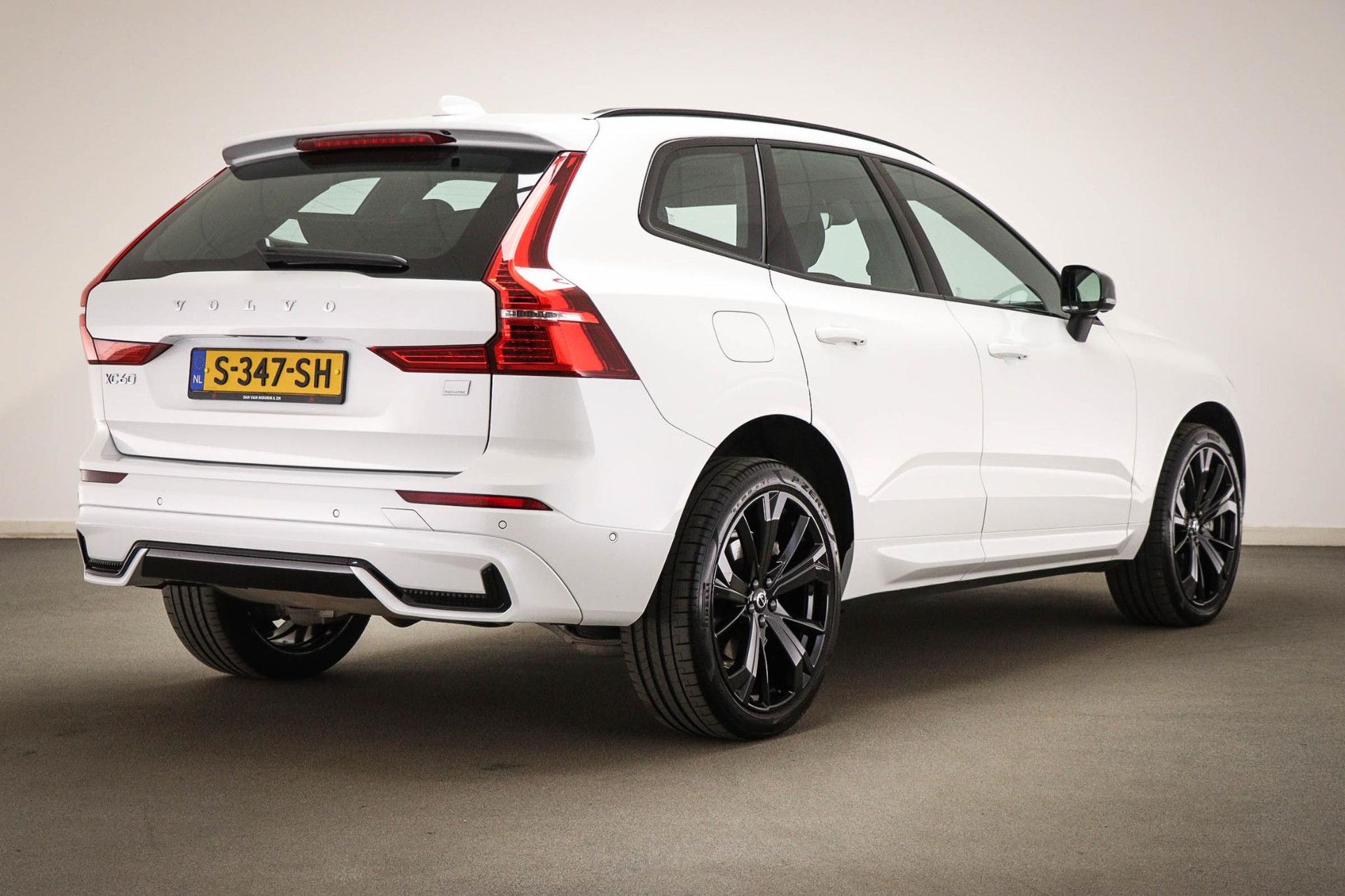 Volvo XC60 met kenteken S-347-SH – achteraanzicht
