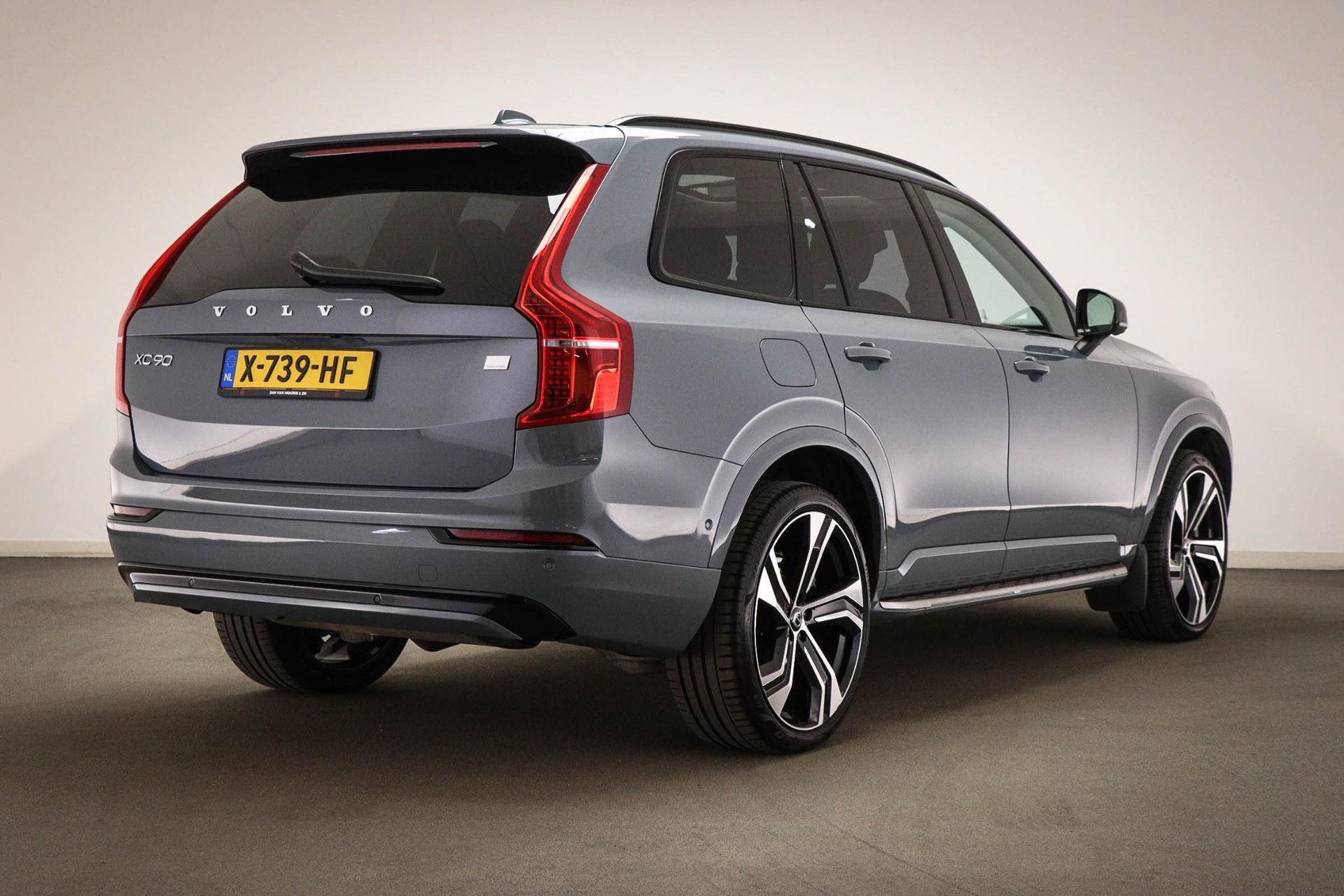 Volvo XC90 met kenteken X-739-HF – achteraanzicht