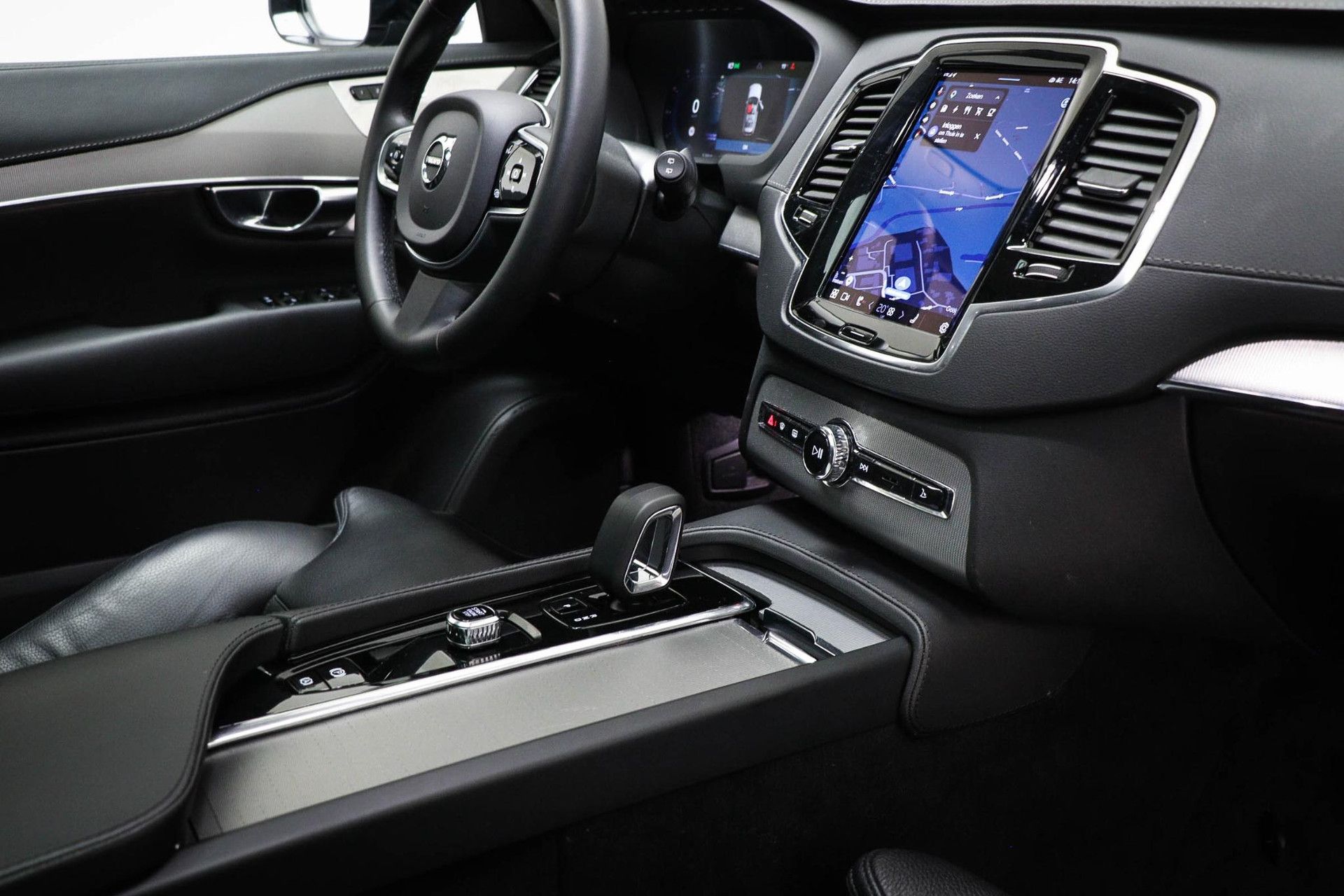 Volvo XC90 met kenteken X-739-HF – dashboard