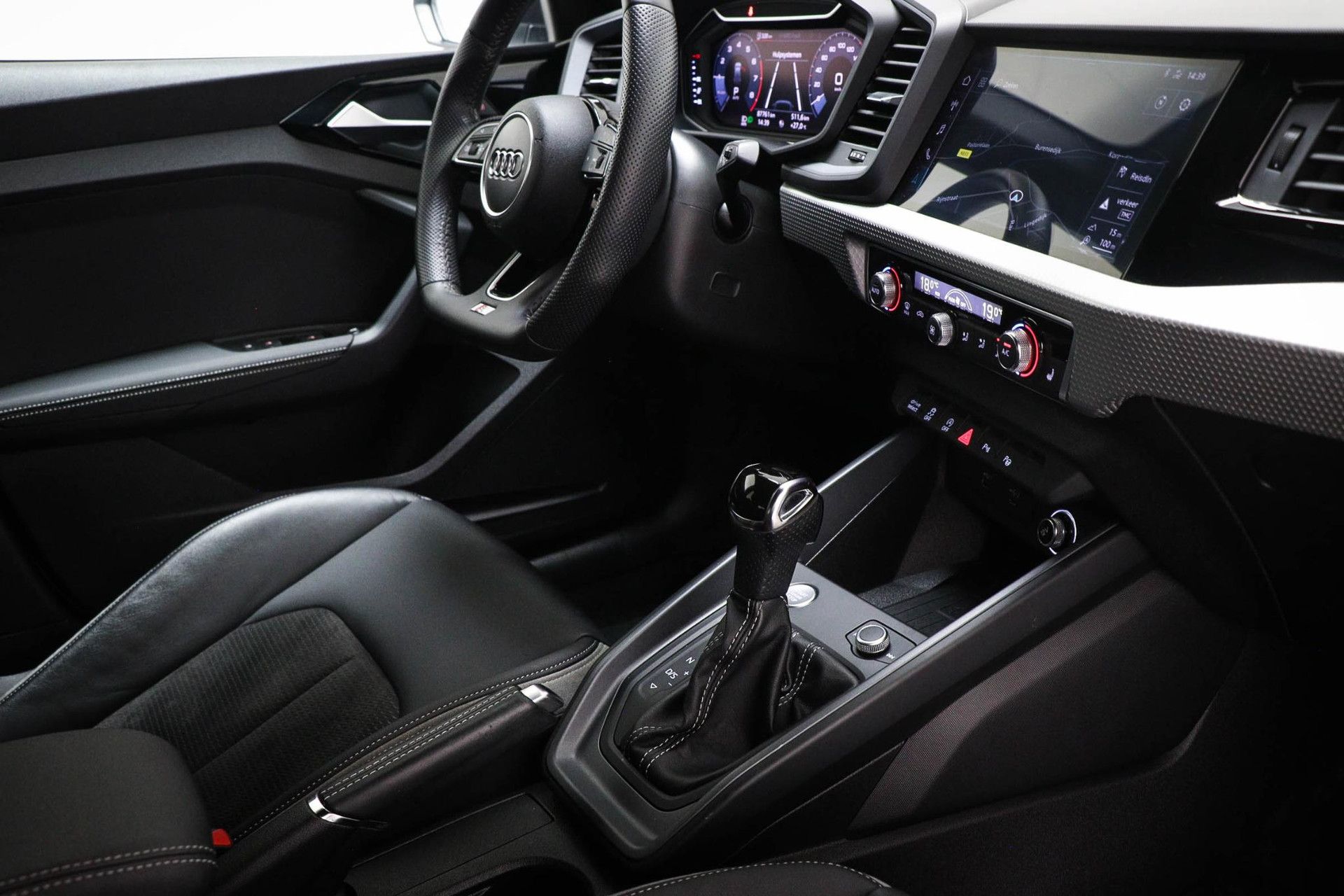Audi A1 met kenteken X-192-FB – interieur