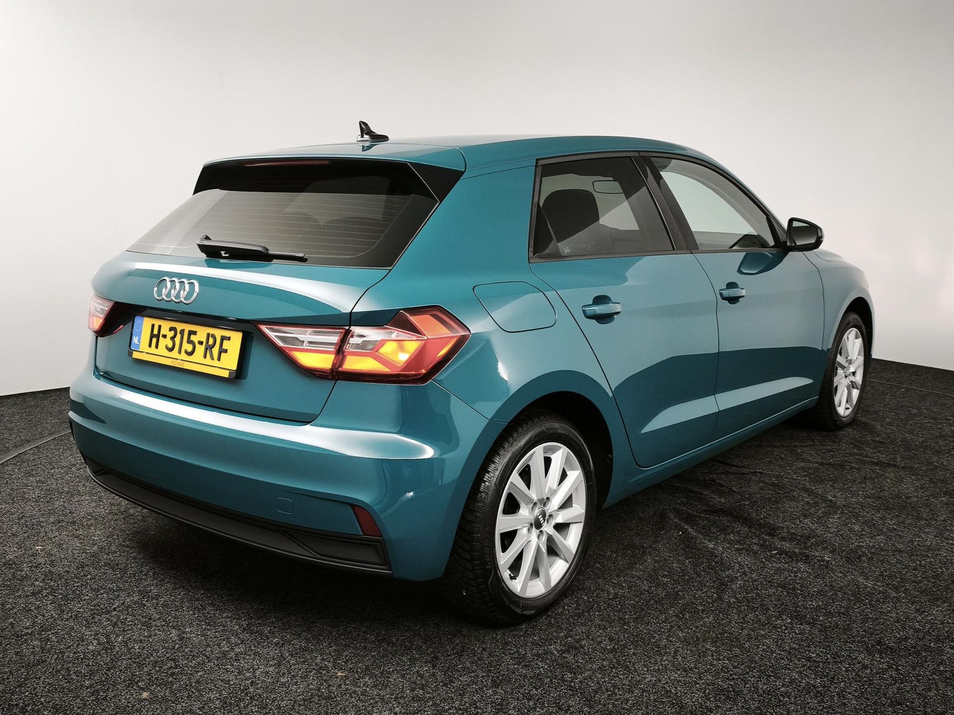 Audi A1Sportback met kenteken H-315-RF – achteraanzicht