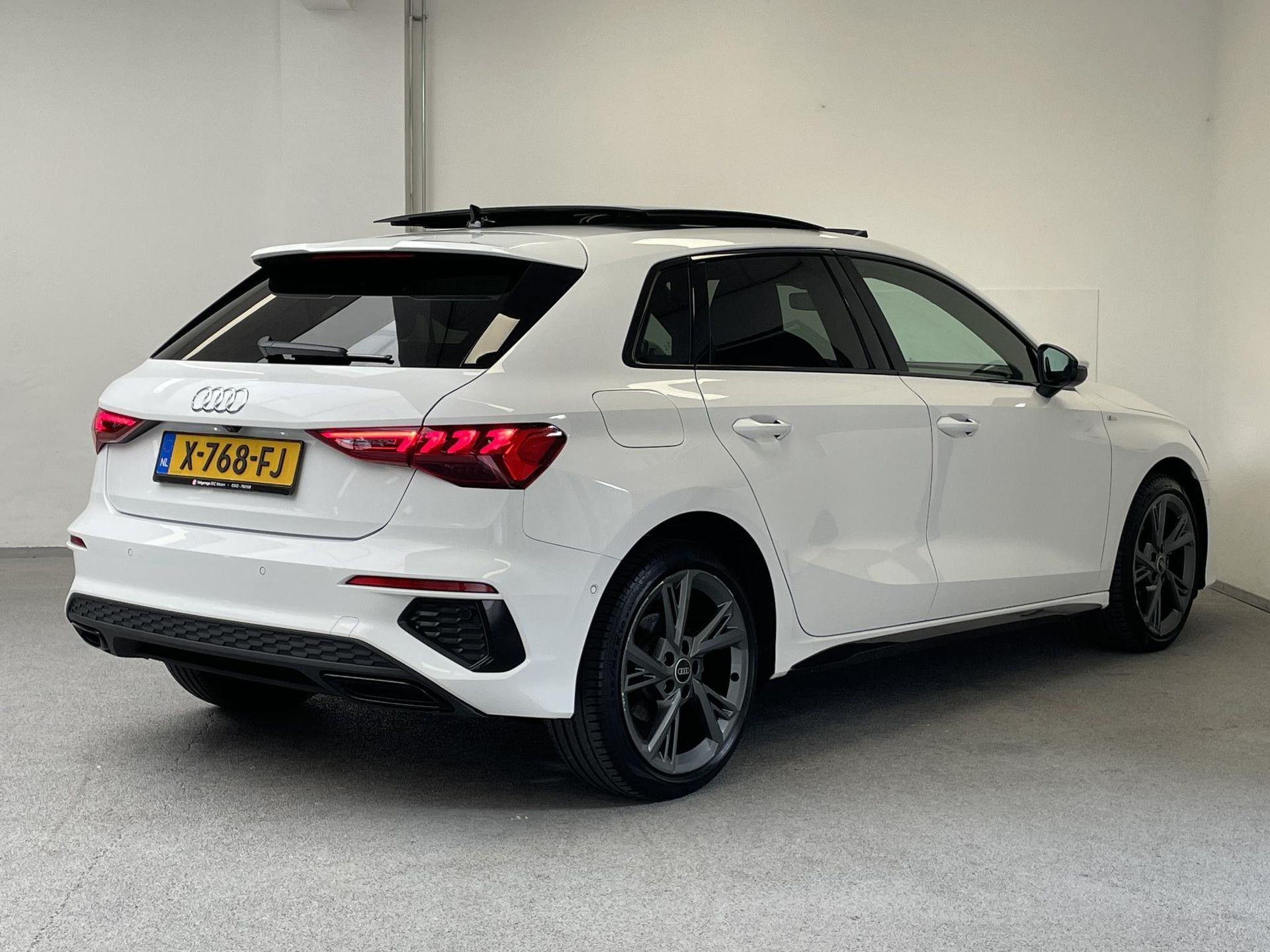 Audi A3 met kenteken X-768-FJ – achteraanzicht