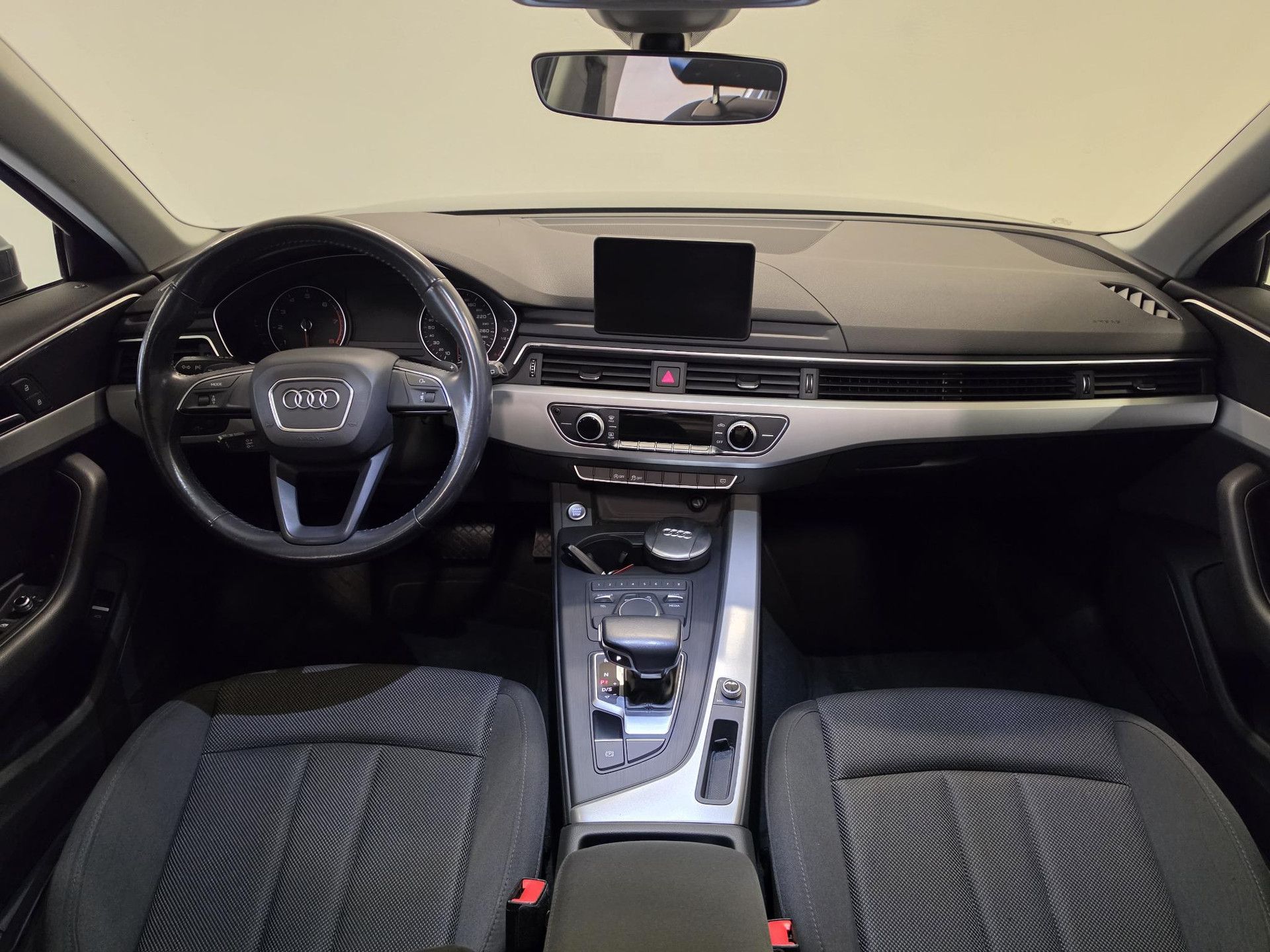 Audi A4 met kenteken L-347-RS – interieur