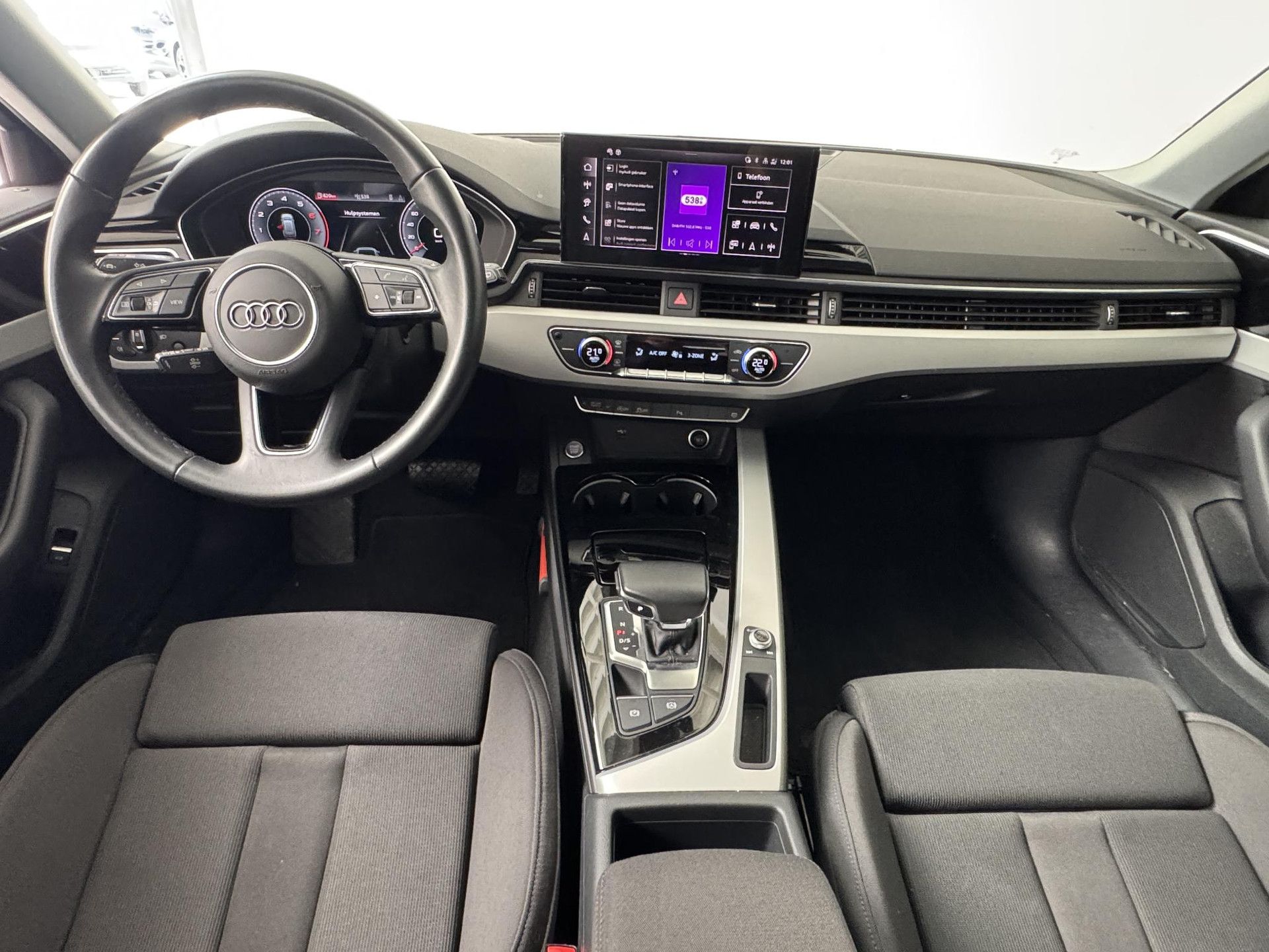 Audi A4 met kenteken T-916-VV – interieur