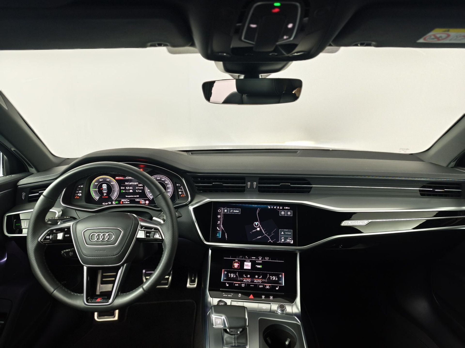 Audi A6 met kenteken KGJ-95-S – interieur