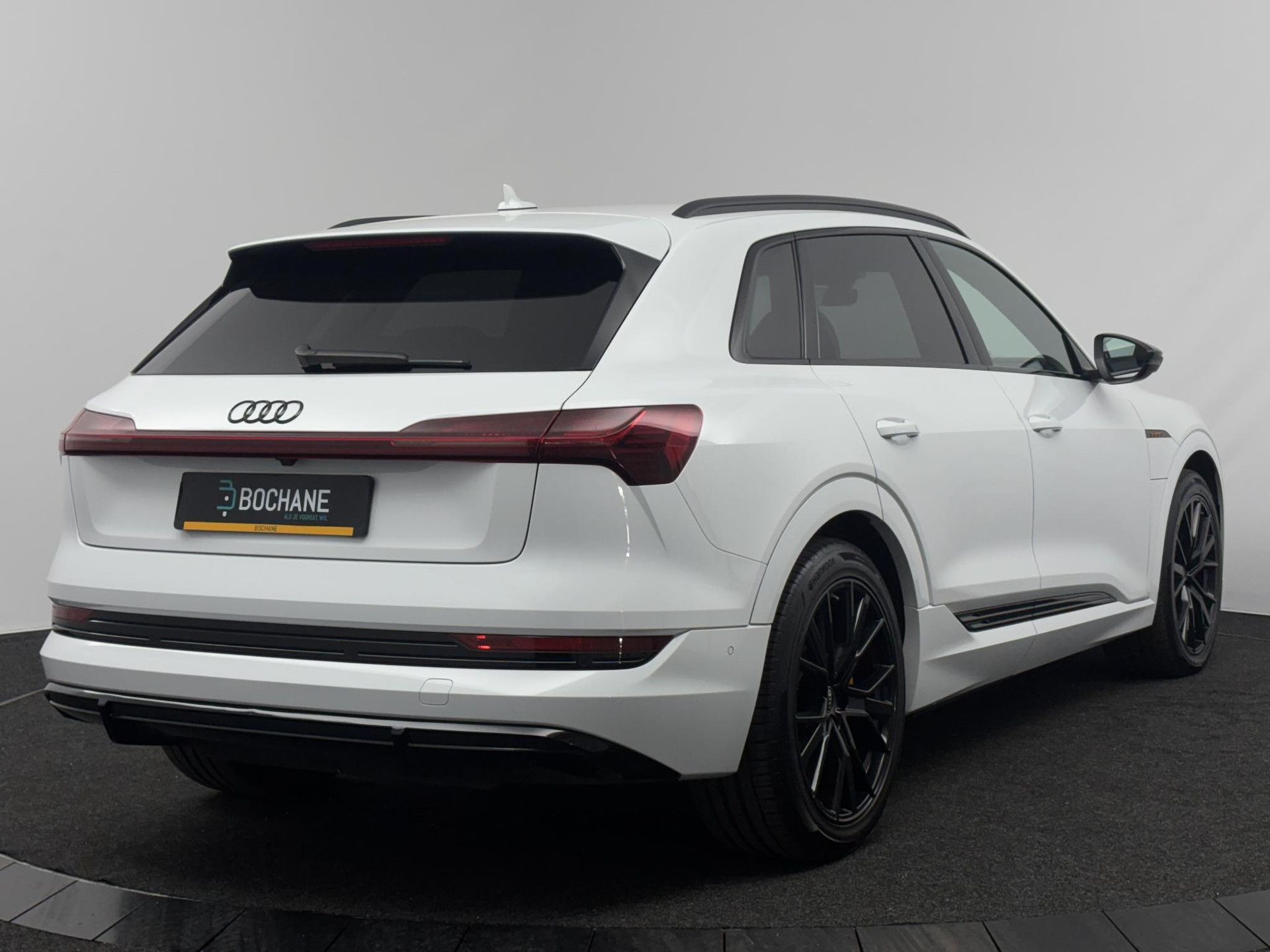 Audi e-tron met kenteken KNK-01-B – achteraanzicht