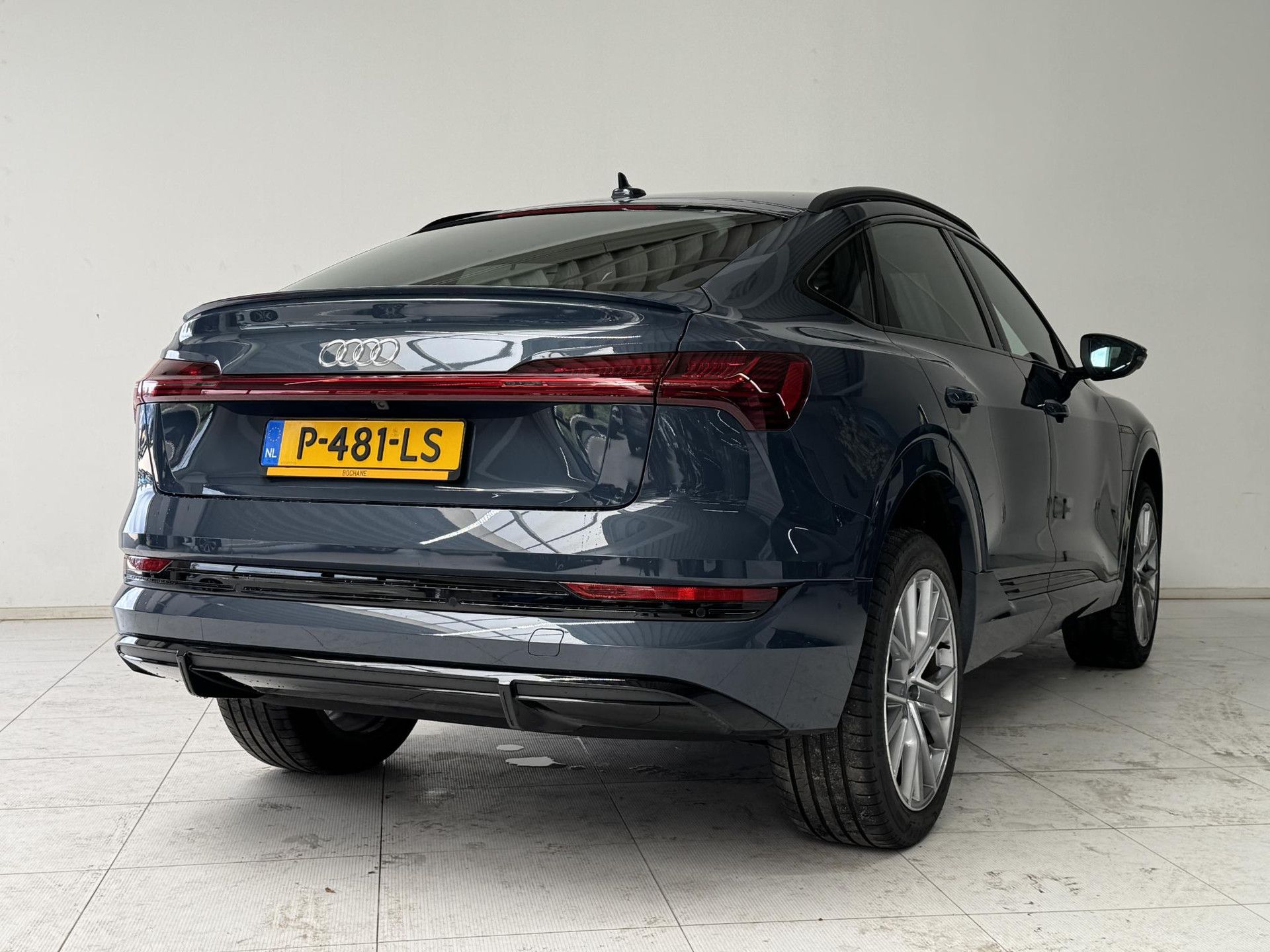 Audi e-tron met kenteken P-481-LS – achteraanzicht