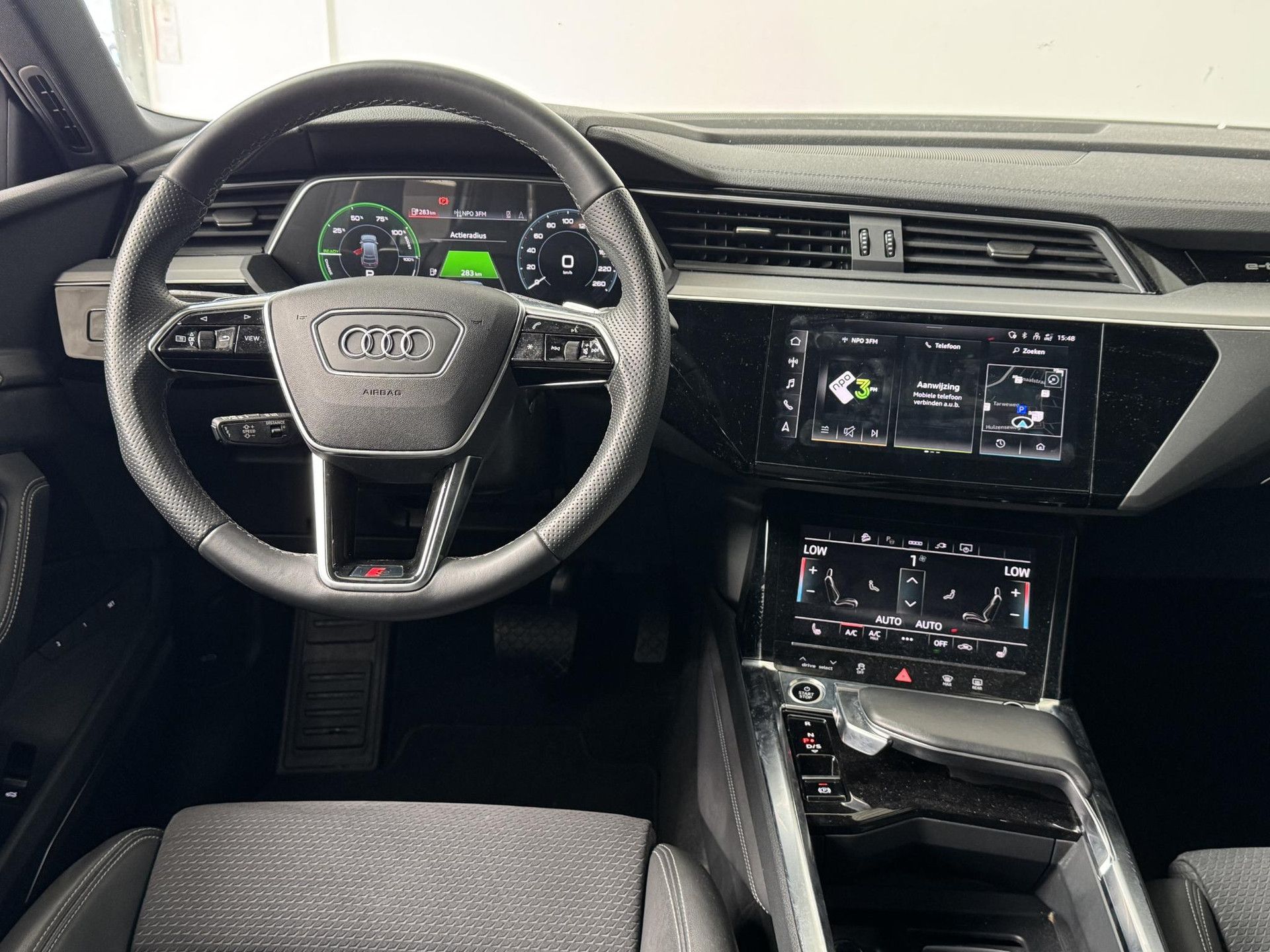 Audi e-tron met kenteken P-481-LS – interieur