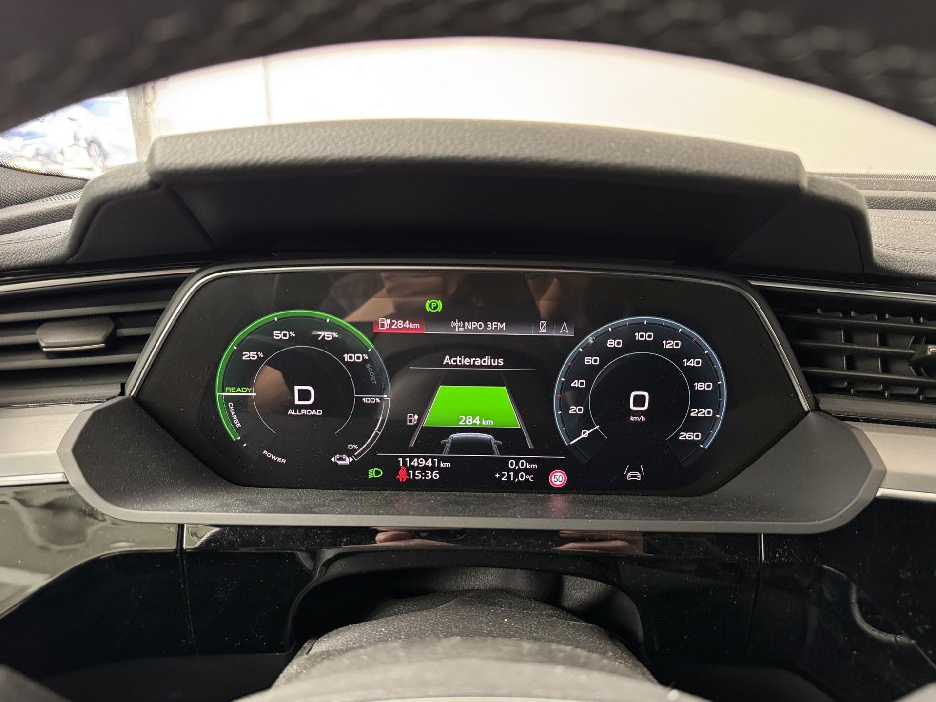 Audi e-tron met kenteken P-481-LS – dashboard