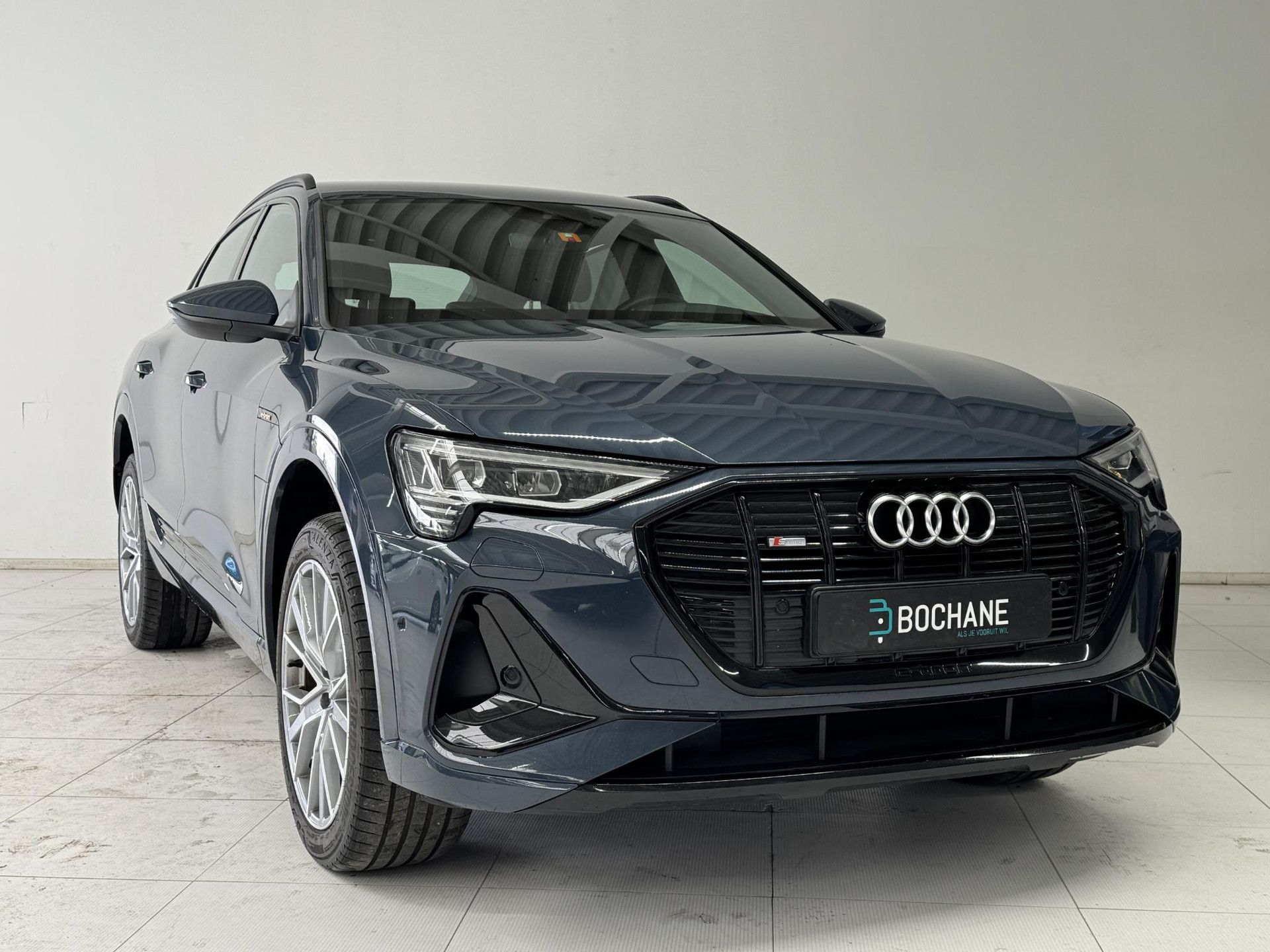 Audi e-tron met kenteken P-481-LS – detailfoto
