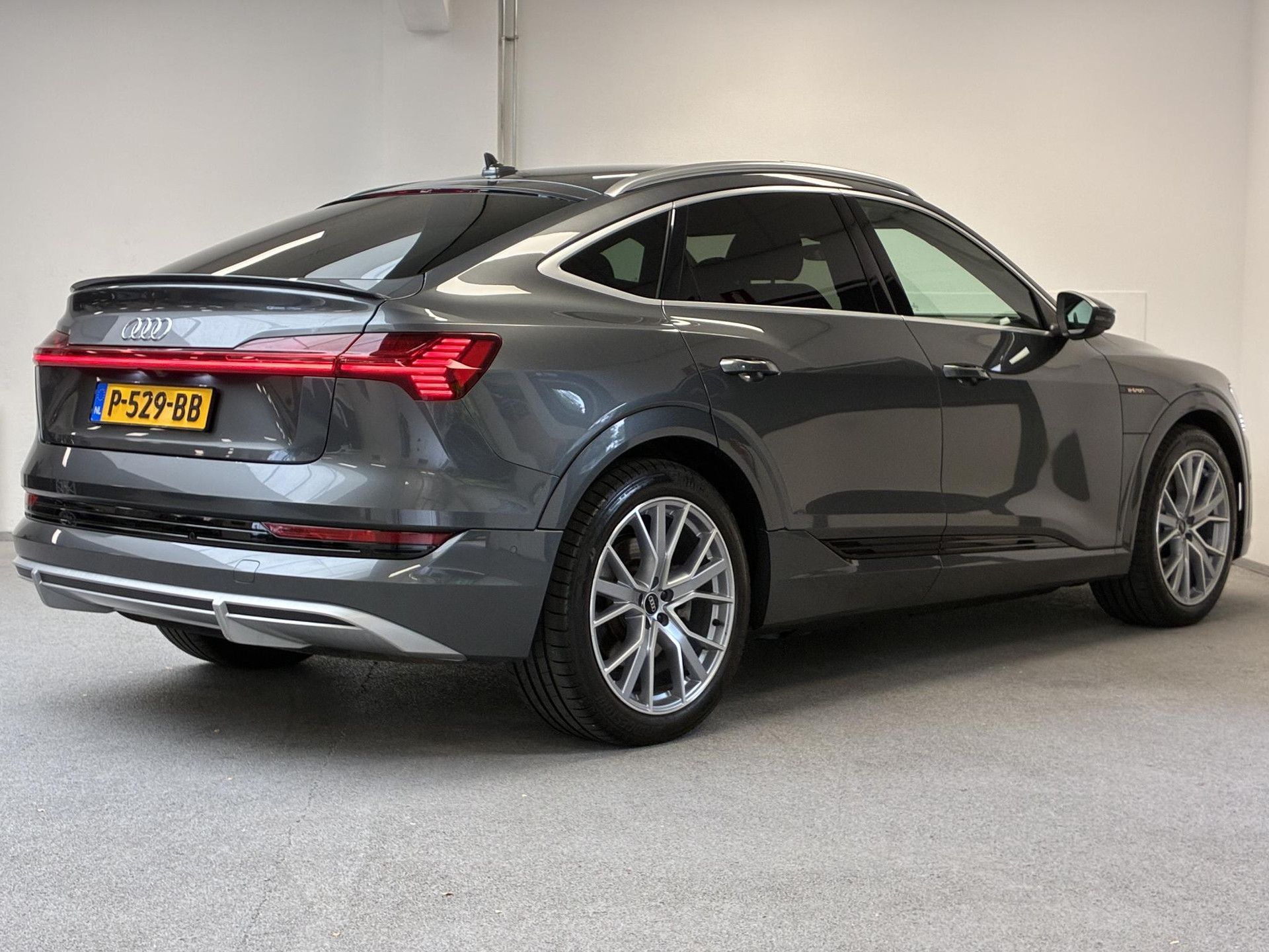 Audi e-tron met kenteken P-529-BB – achteraanzicht