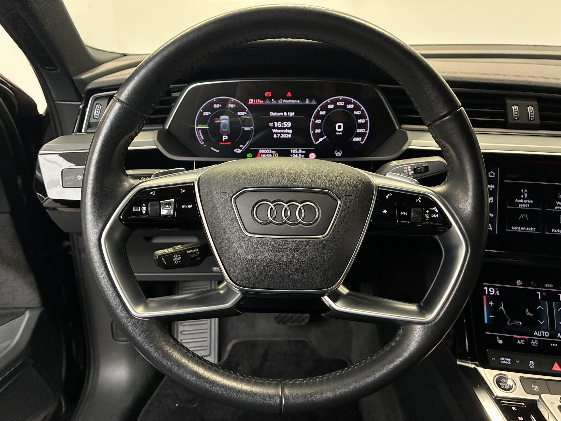 Audi e-tron met kenteken P-529-BB – interieur