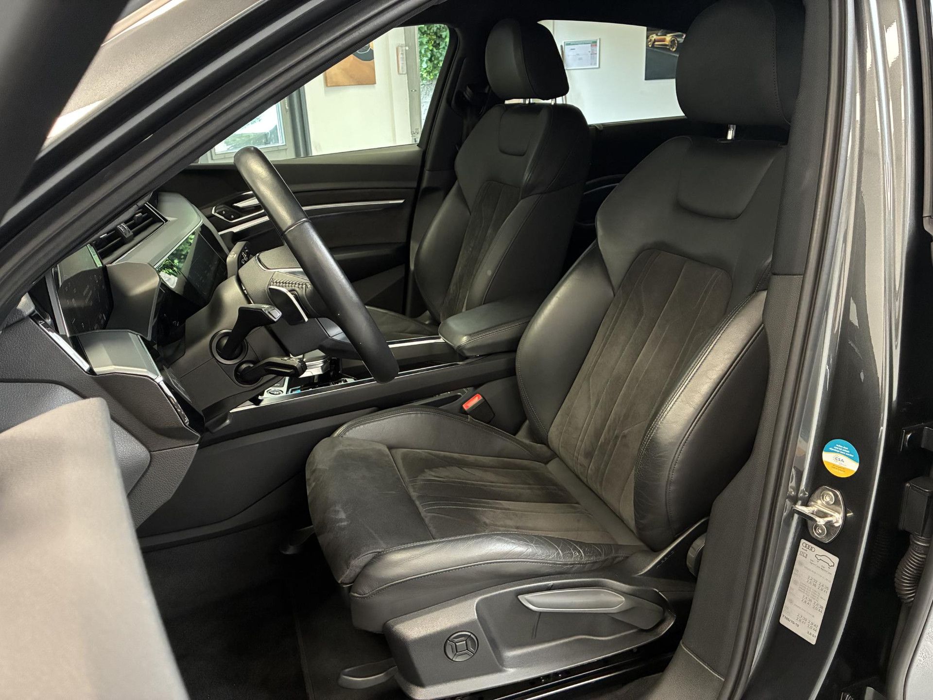 Audi e-tron met kenteken P-529-BB – dashboard