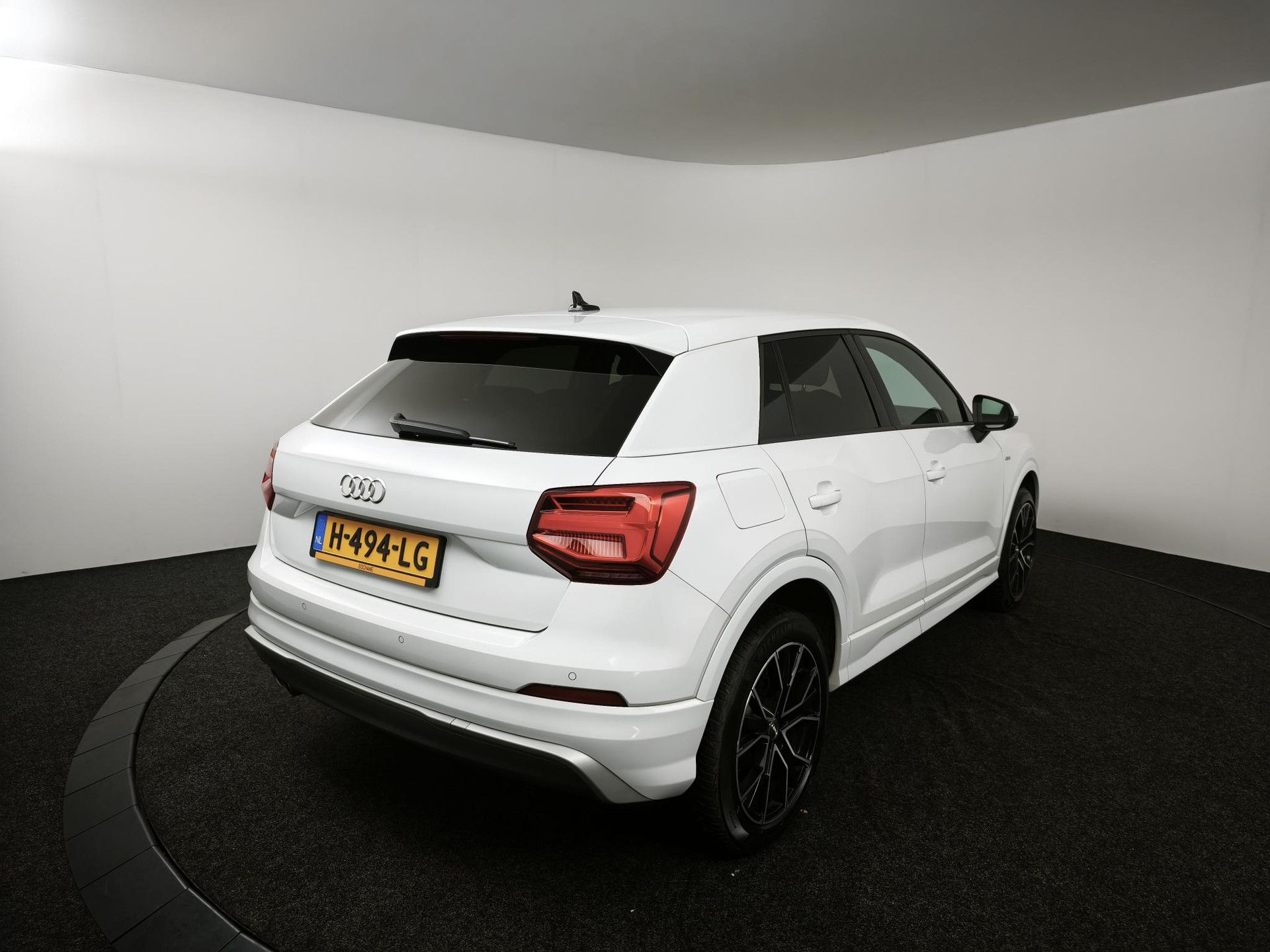 Audi Q2 met kenteken H-494-LG – achteraanzicht
