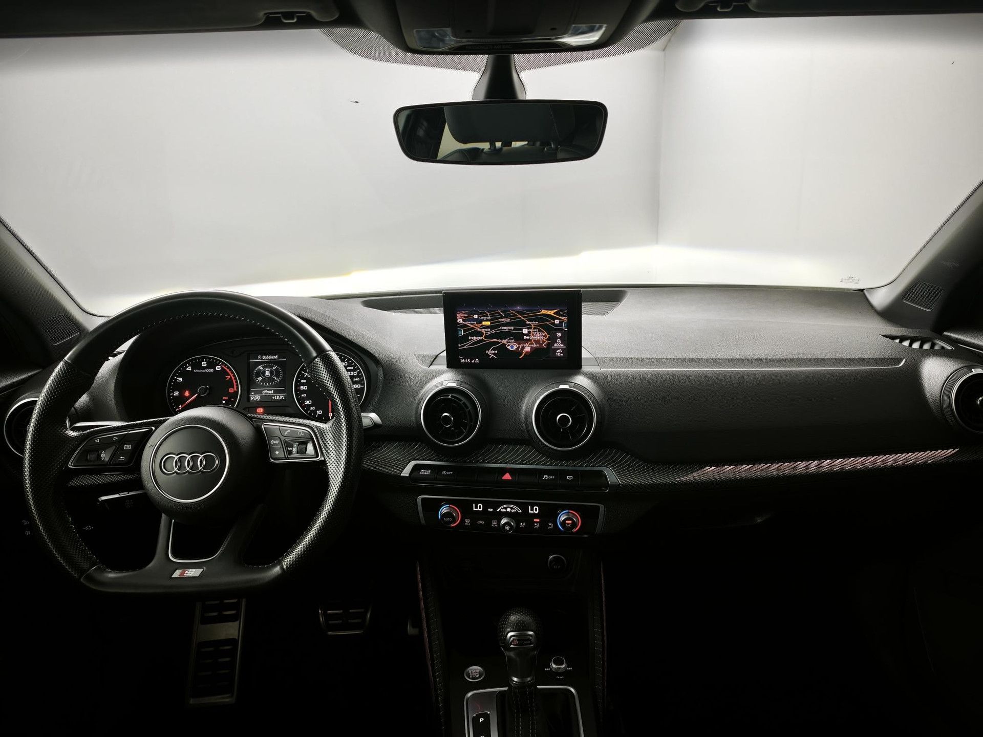 Audi Q2 met kenteken H-494-LG – interieur