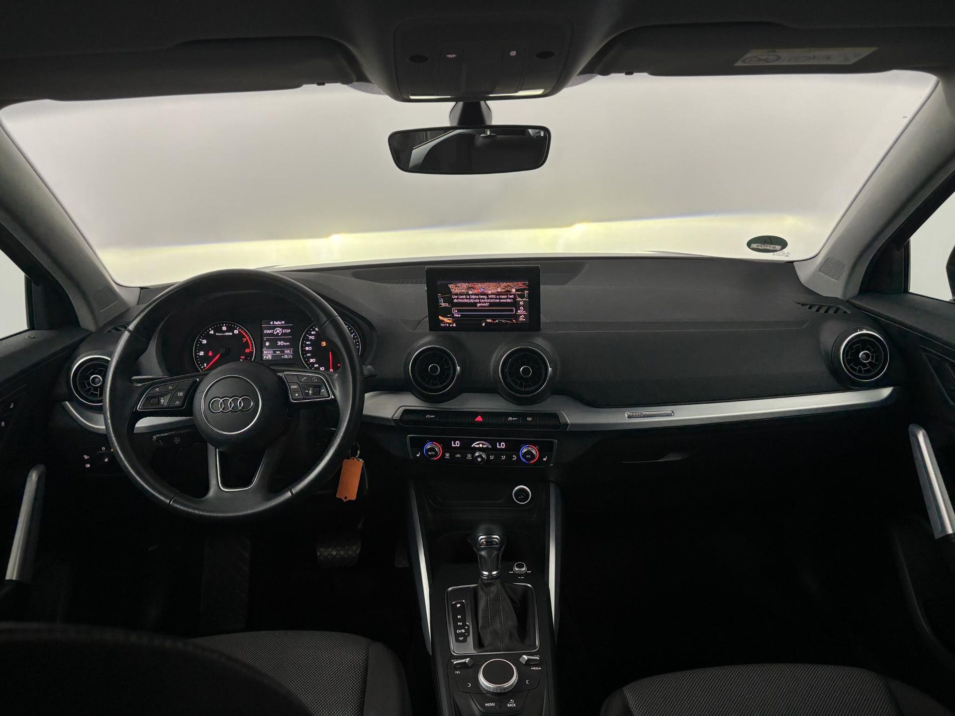Audi Q2 met kenteken H-749-KG – interieur