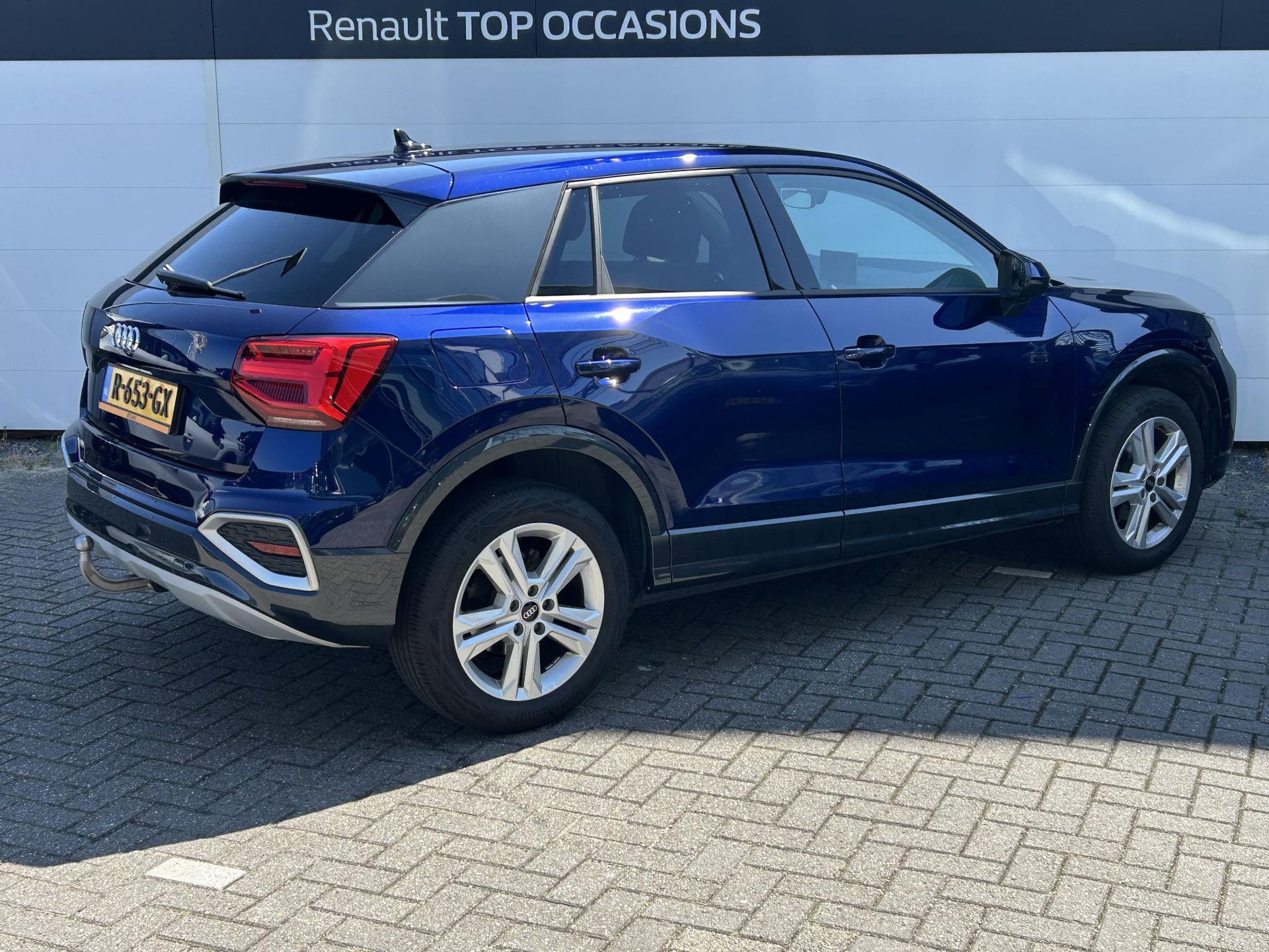 Audi Q2 met kenteken R-653-GX – achteraanzicht
