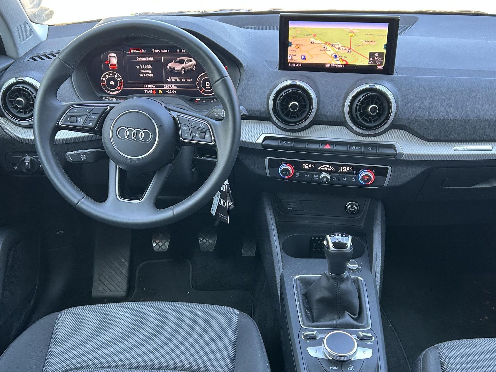 Audi Q2 met kenteken R-653-GX – interieur