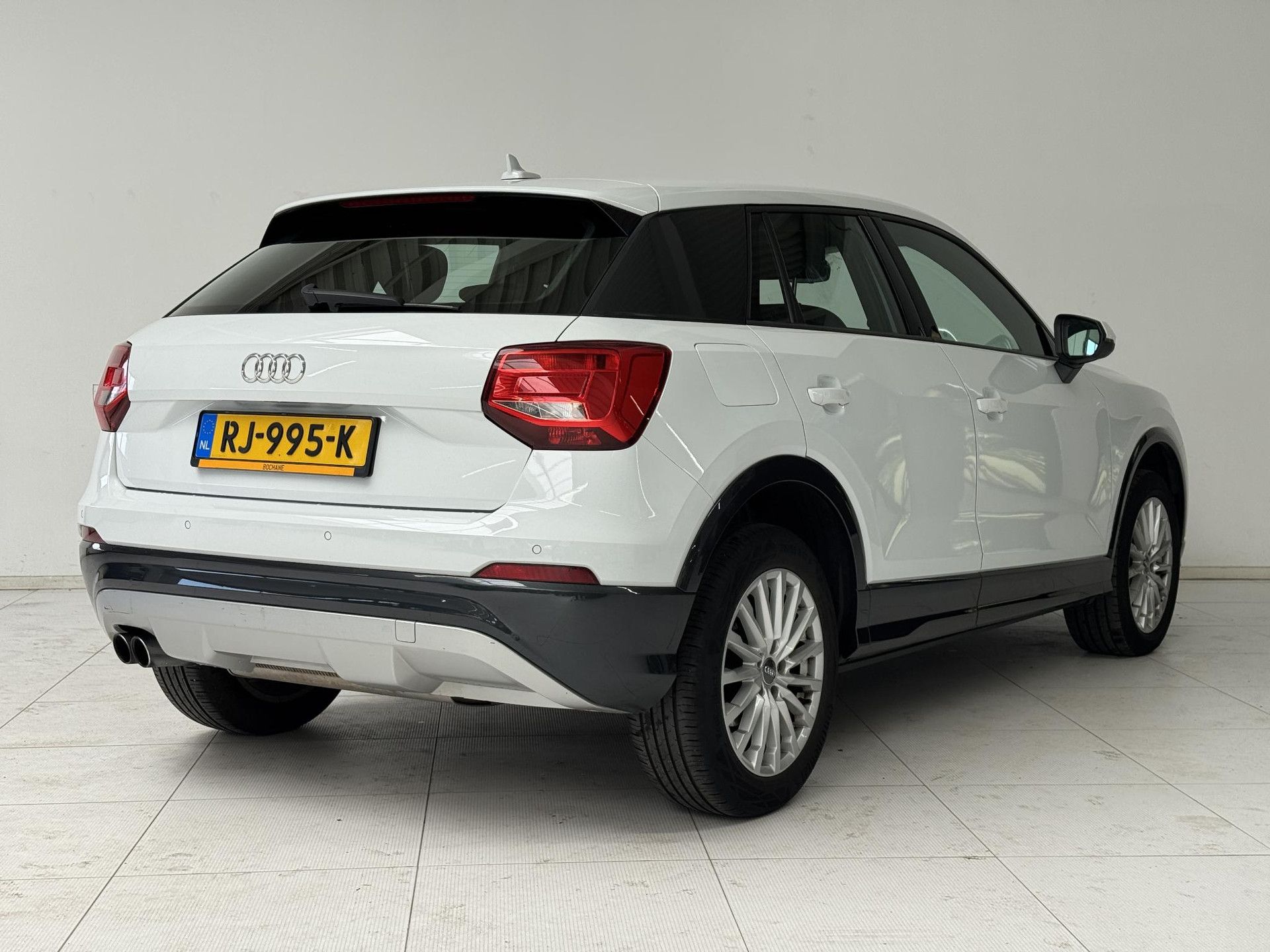 Audi Q2 met kenteken RJ-995-K – achteraanzicht