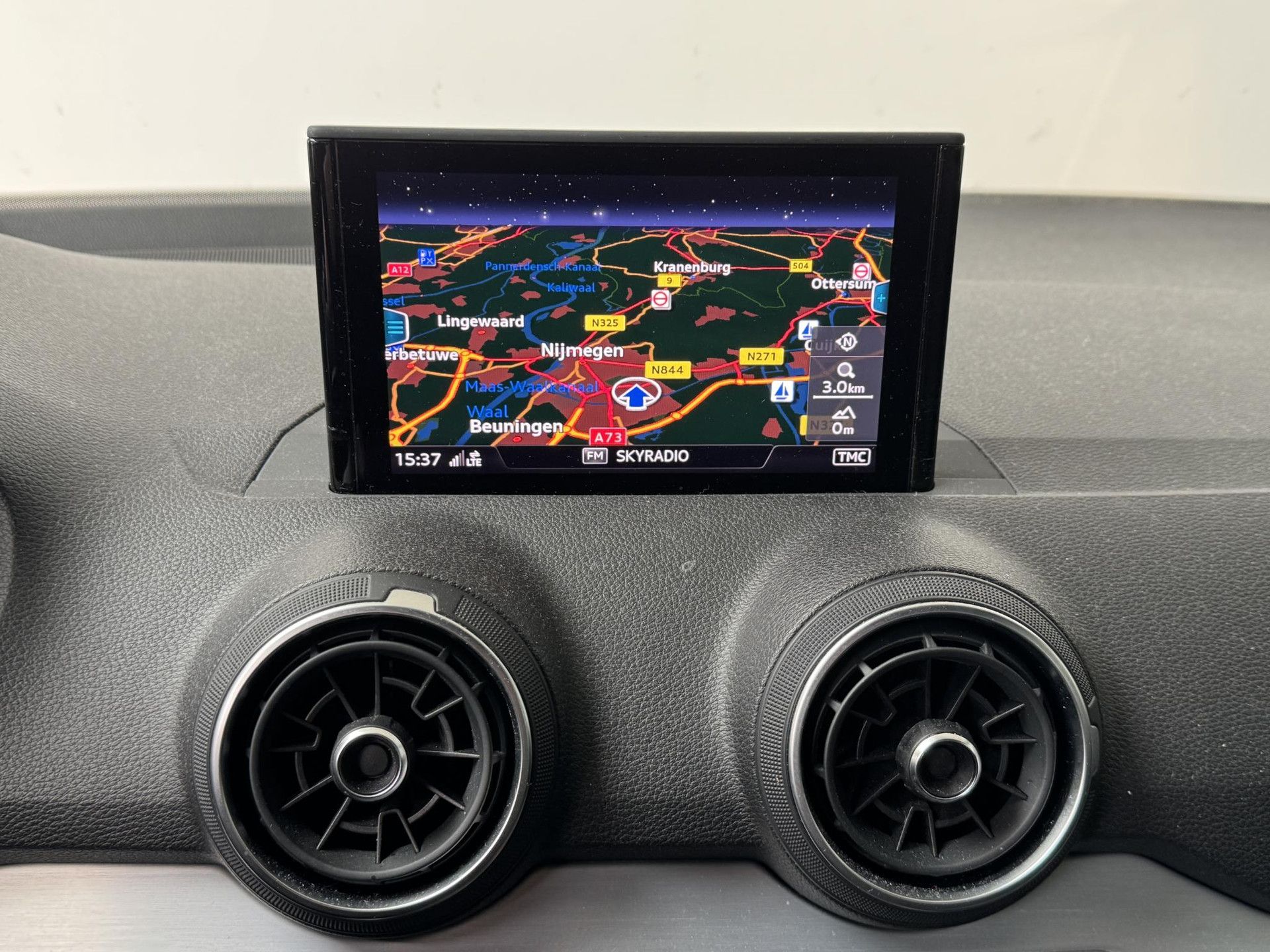 Audi Q2 met kenteken RJ-995-K – dashboard