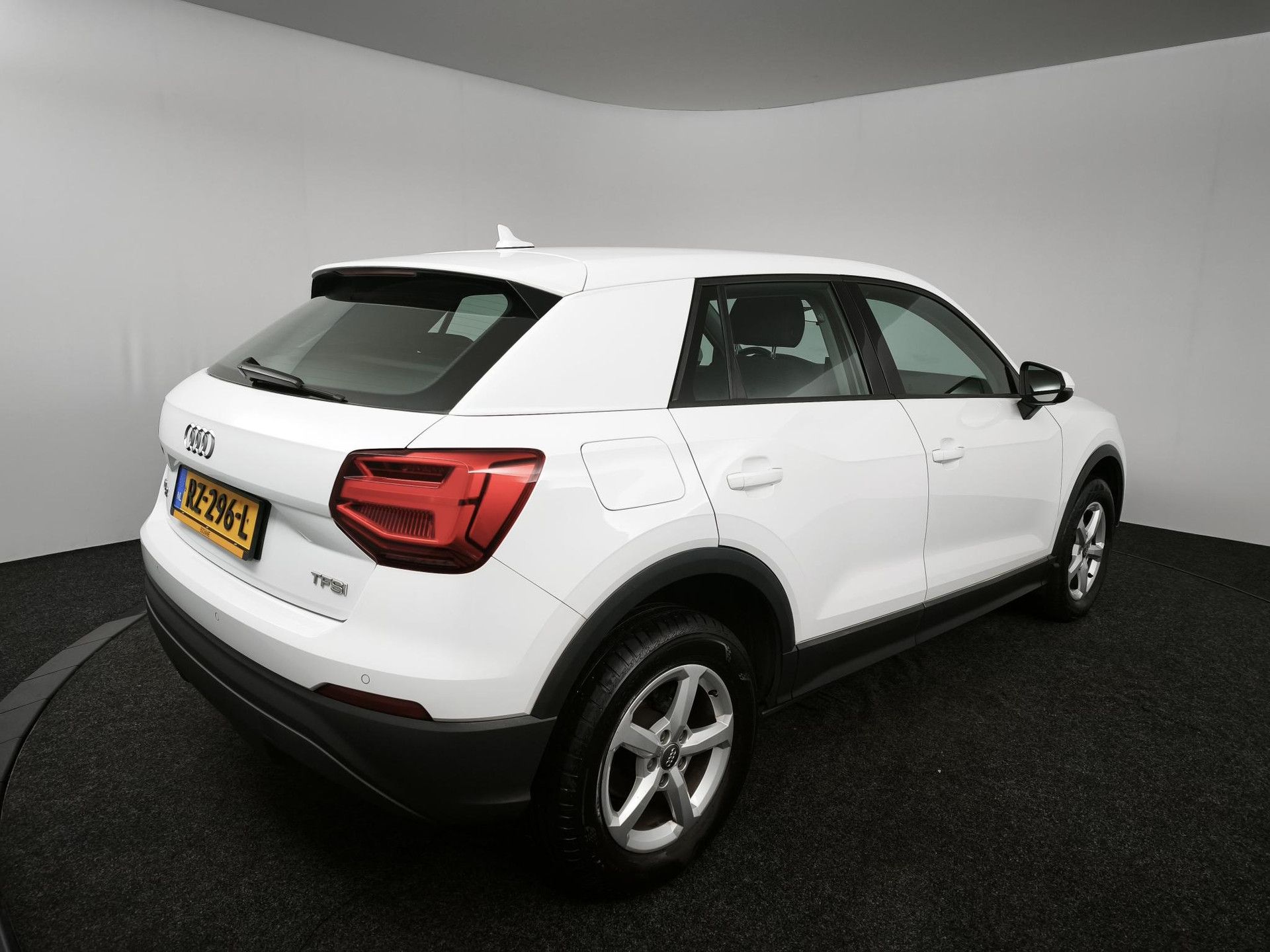 Audi Q2 met kenteken RZ-296-L – achteraanzicht