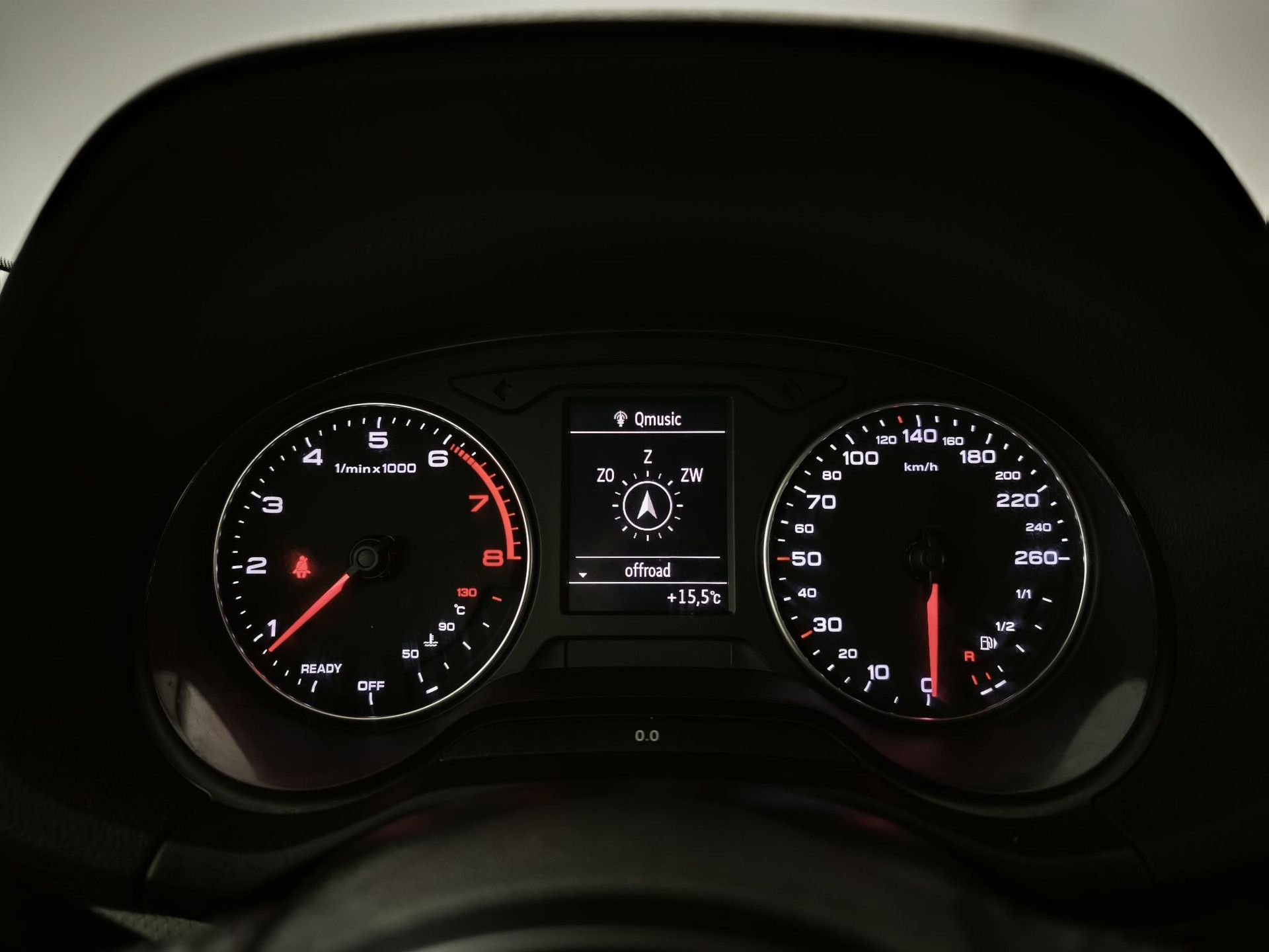 Audi Q2 met kenteken RZ-296-L – dashboard