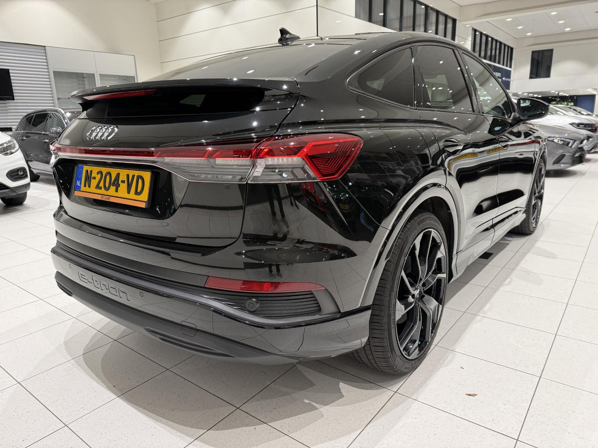 Audi Q4Sportbacke-tron met kenteken N-204-VD – achteraanzicht