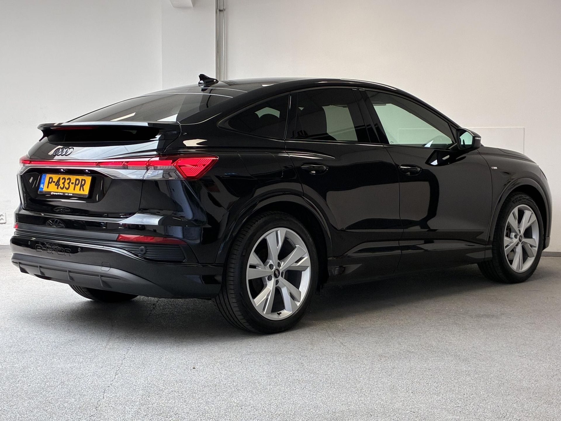 Audi Q4Sportbacke-tron met kenteken P-433-PR – achteraanzicht