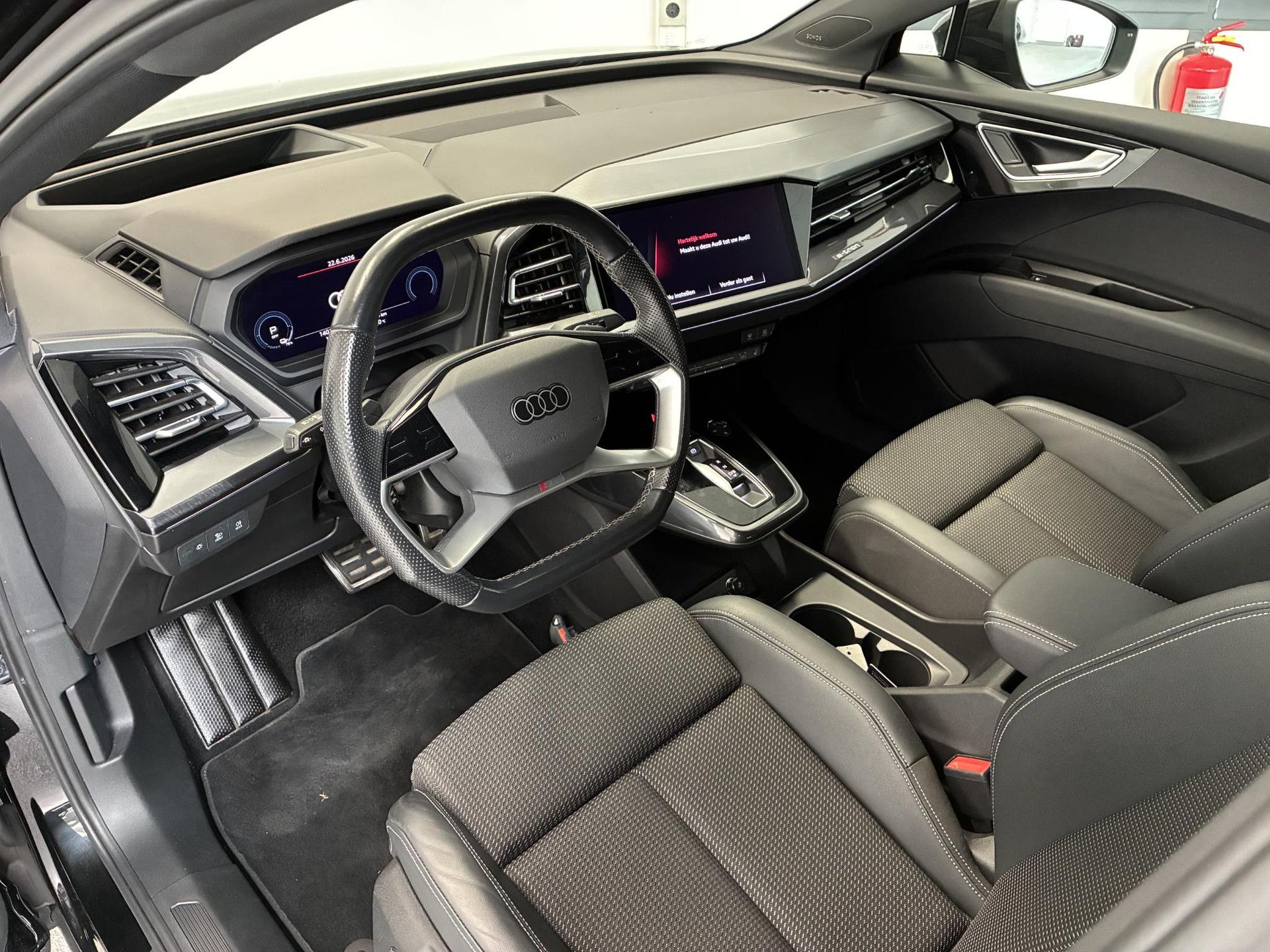 Audi Q4Sportbacke-tron met kenteken P-433-PR – interieur