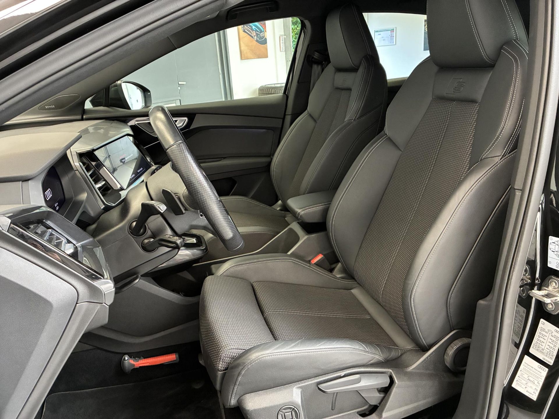 Audi Q4Sportbacke-tron met kenteken P-433-PR – dashboard