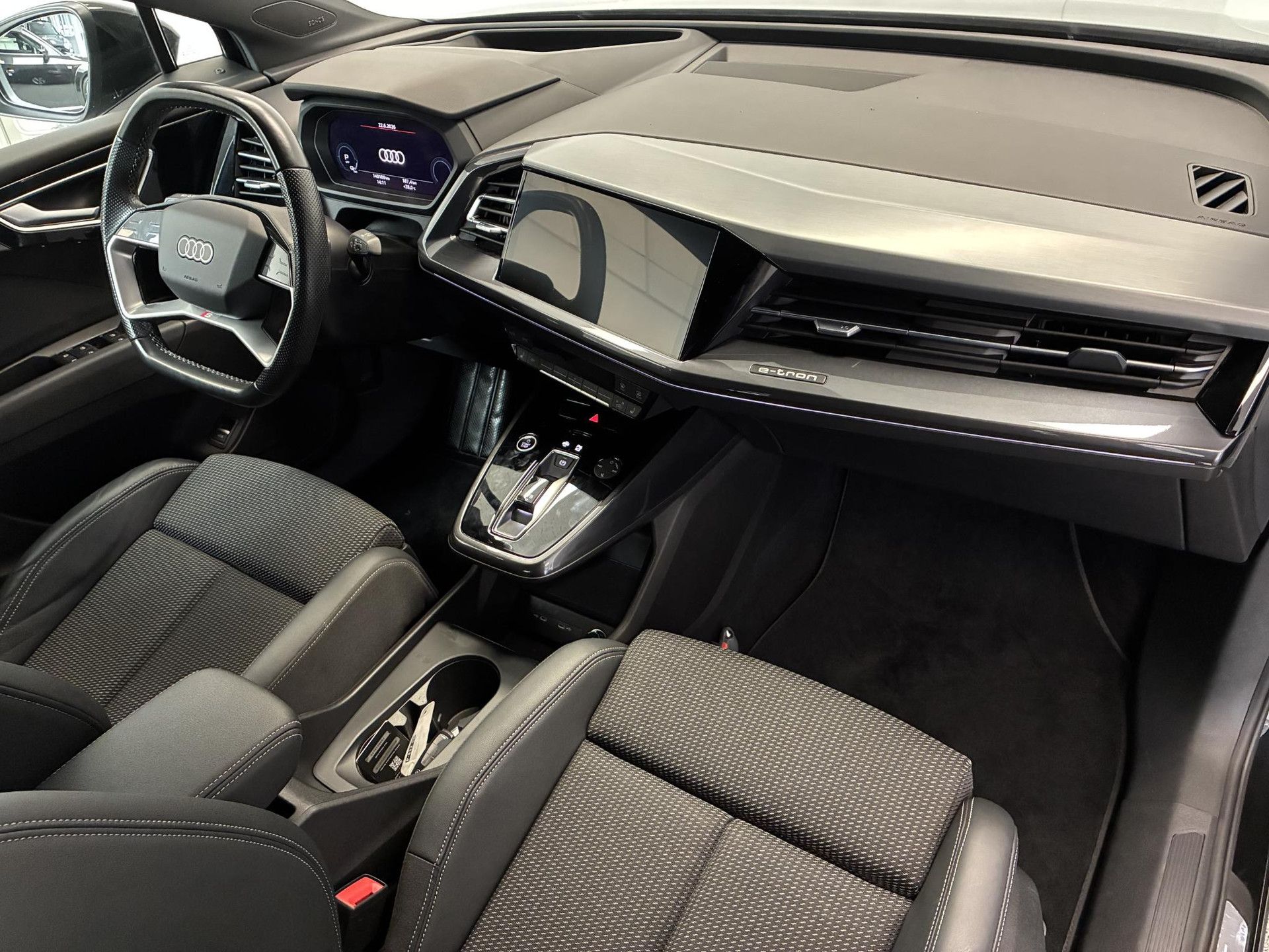 Audi Q4Sportbacke-tron met kenteken P-433-PR – detailfoto