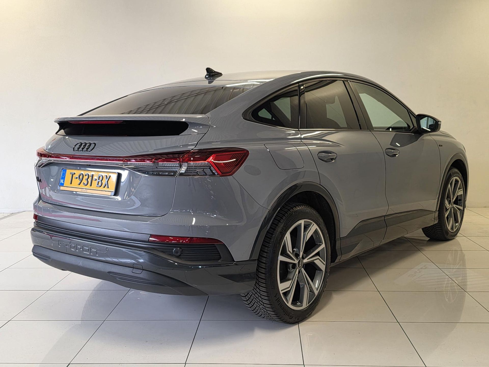 Audi Q4Sportbacke-tron met kenteken T-931-BX – achteraanzicht