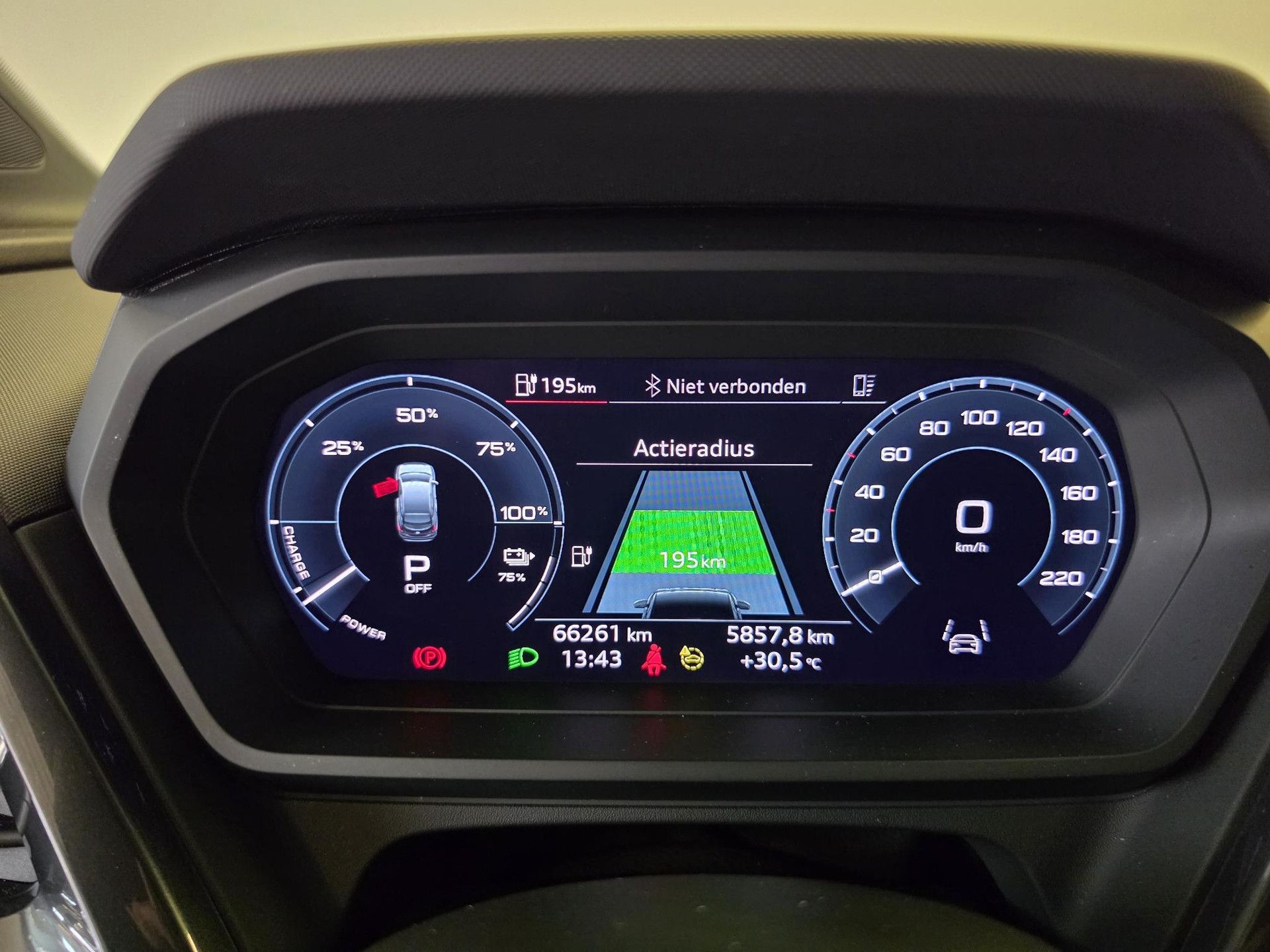 Audi Q4Sportbacke-tron met kenteken T-931-BX – dashboard