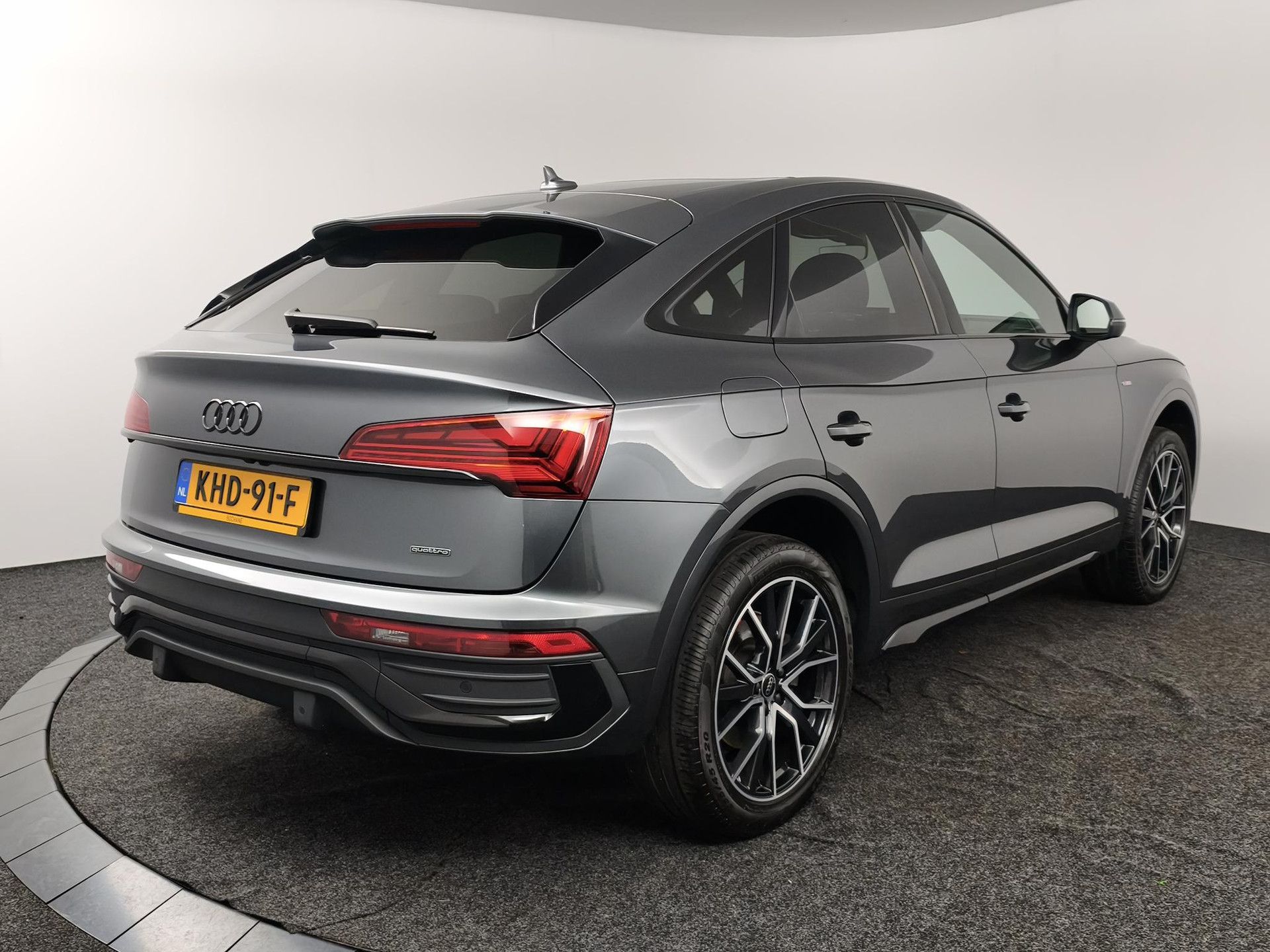 Audi Q5 met kenteken KHD-91-F – achteraanzicht