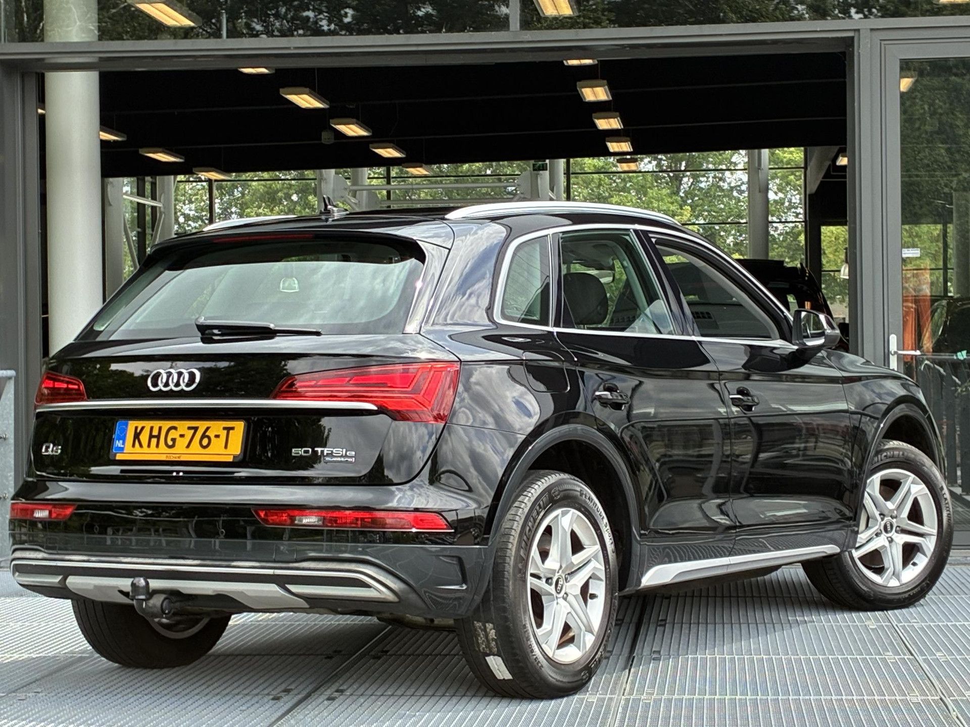 Audi Q5 met kenteken KHG-76-T – achteraanzicht
