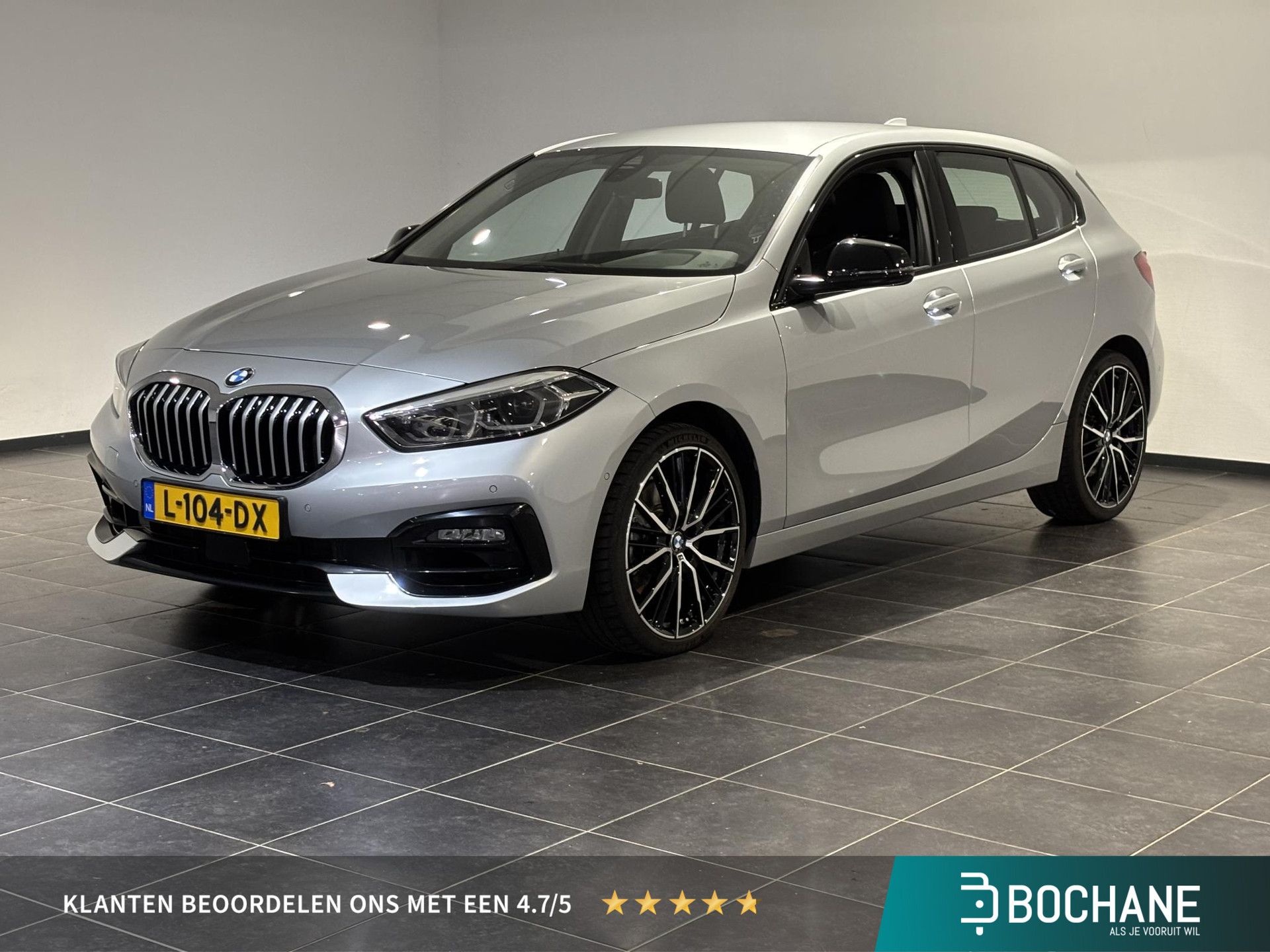 BMW 1-serie met kenteken L-104-DX – vooraanzicht