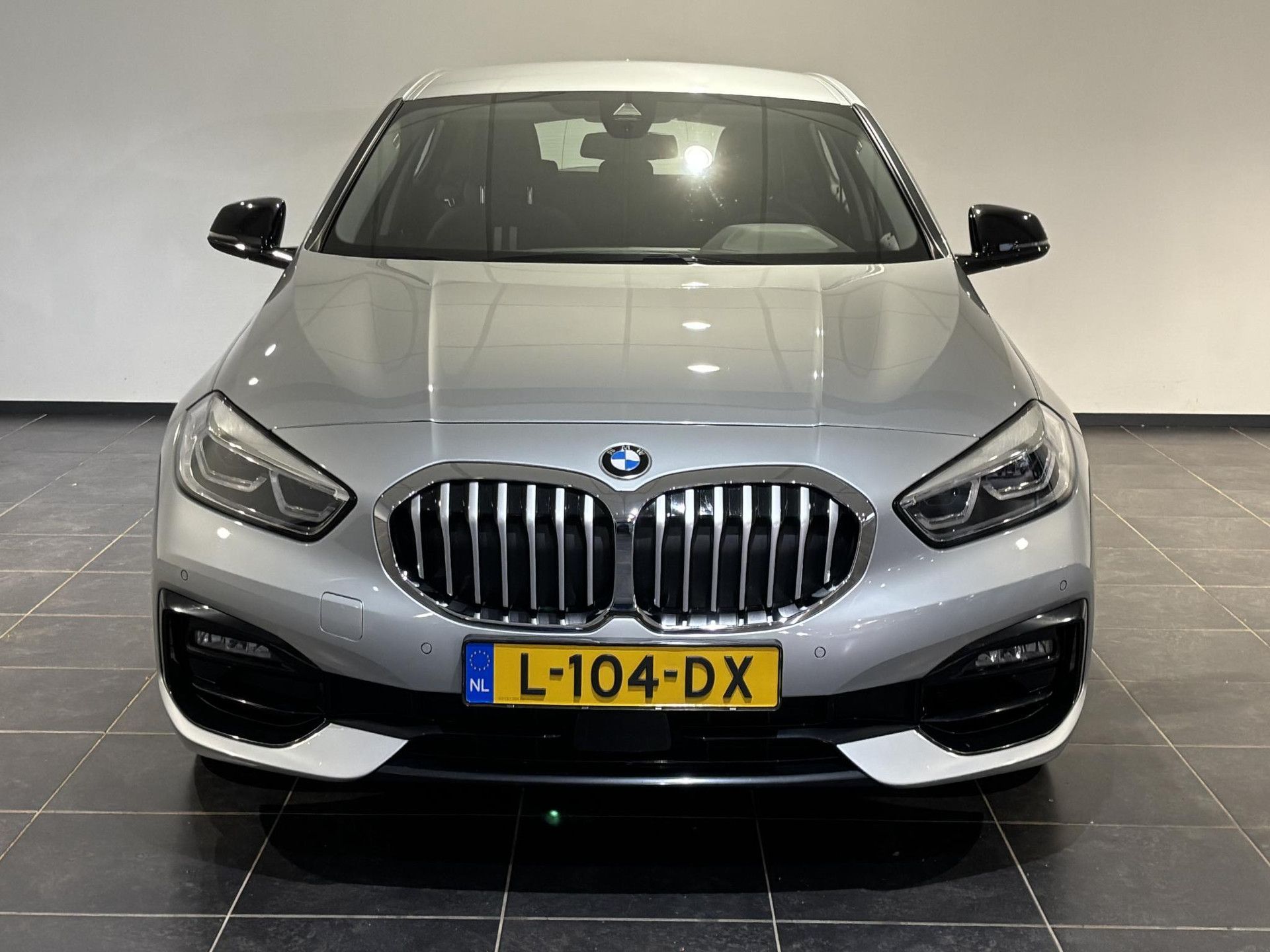 BMW 1-serie met kenteken L-104-DX – achteraanzicht