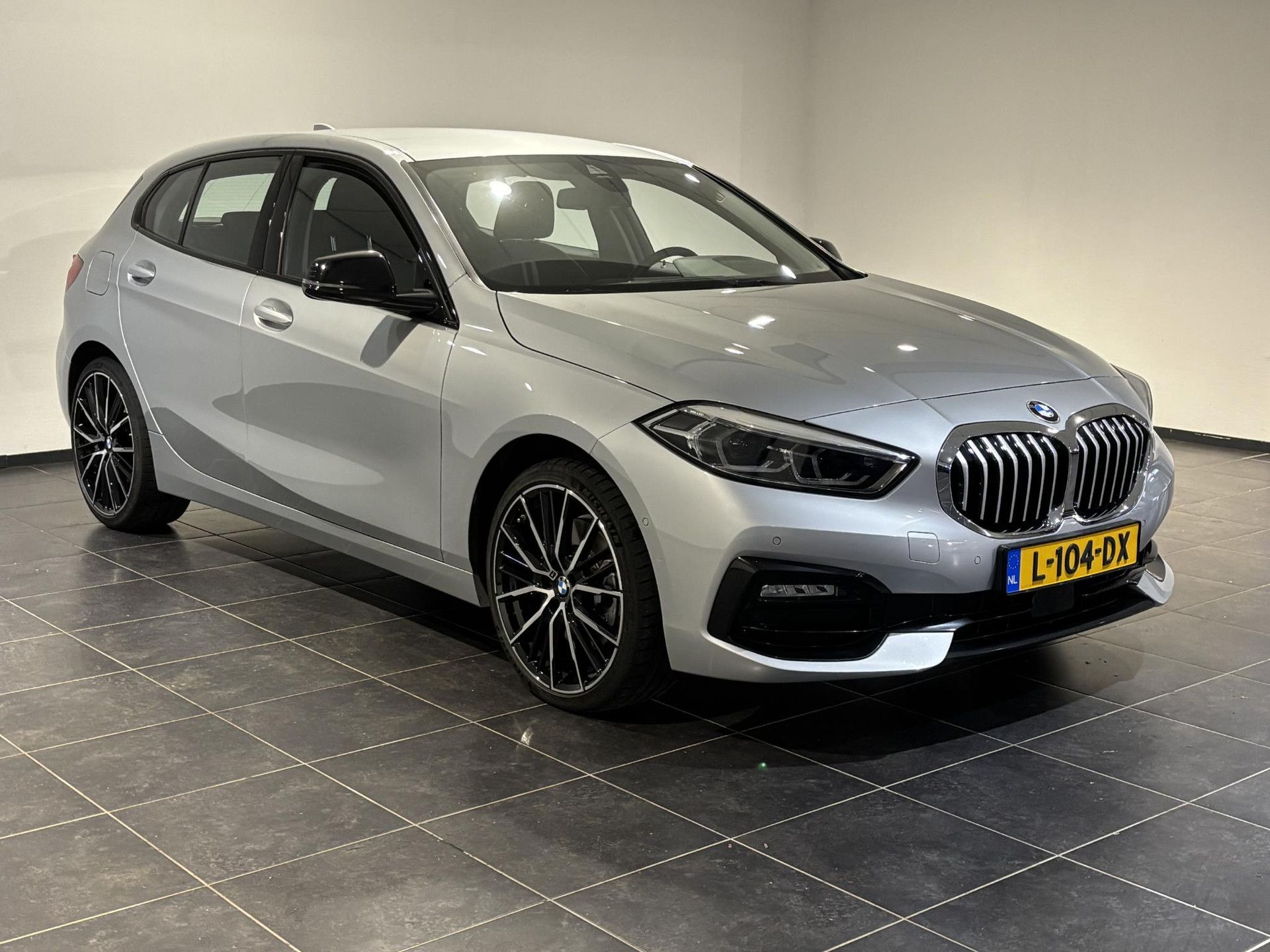 BMW 1-serie met kenteken L-104-DX – interieur