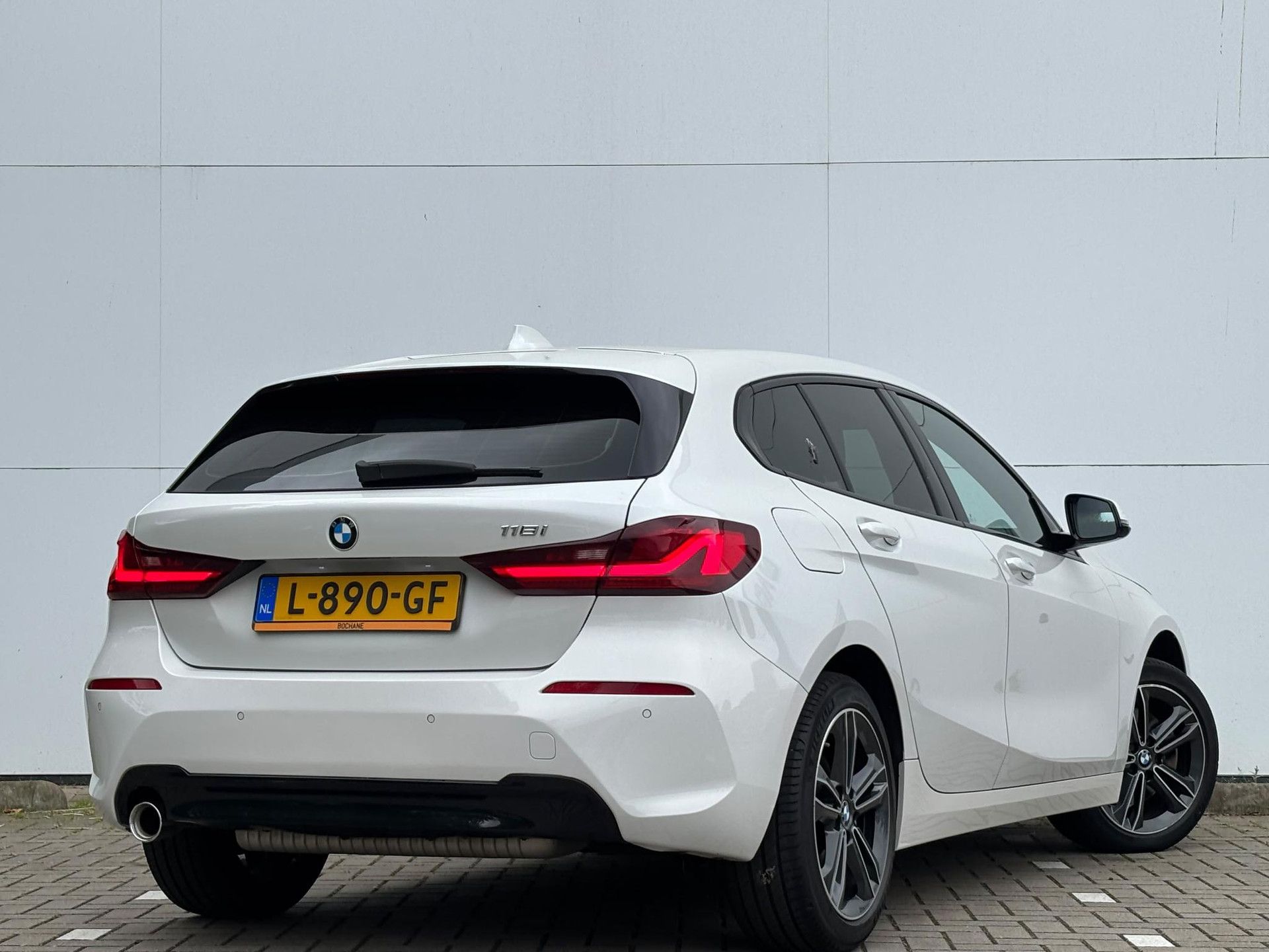 BMW 1-serie met kenteken L-890-GF – achteraanzicht