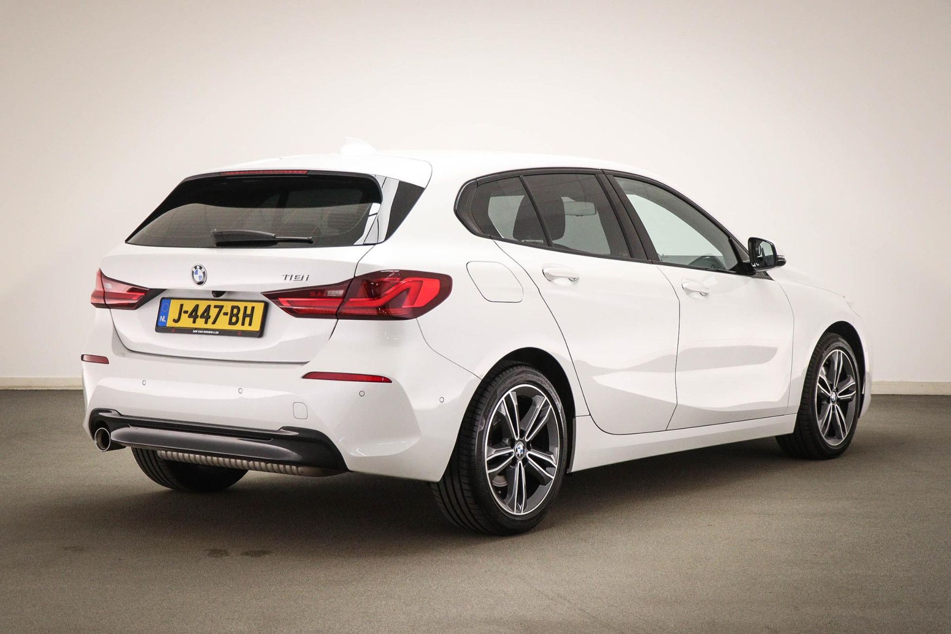BMW 1-serie met kenteken J-447-BH – achteraanzicht