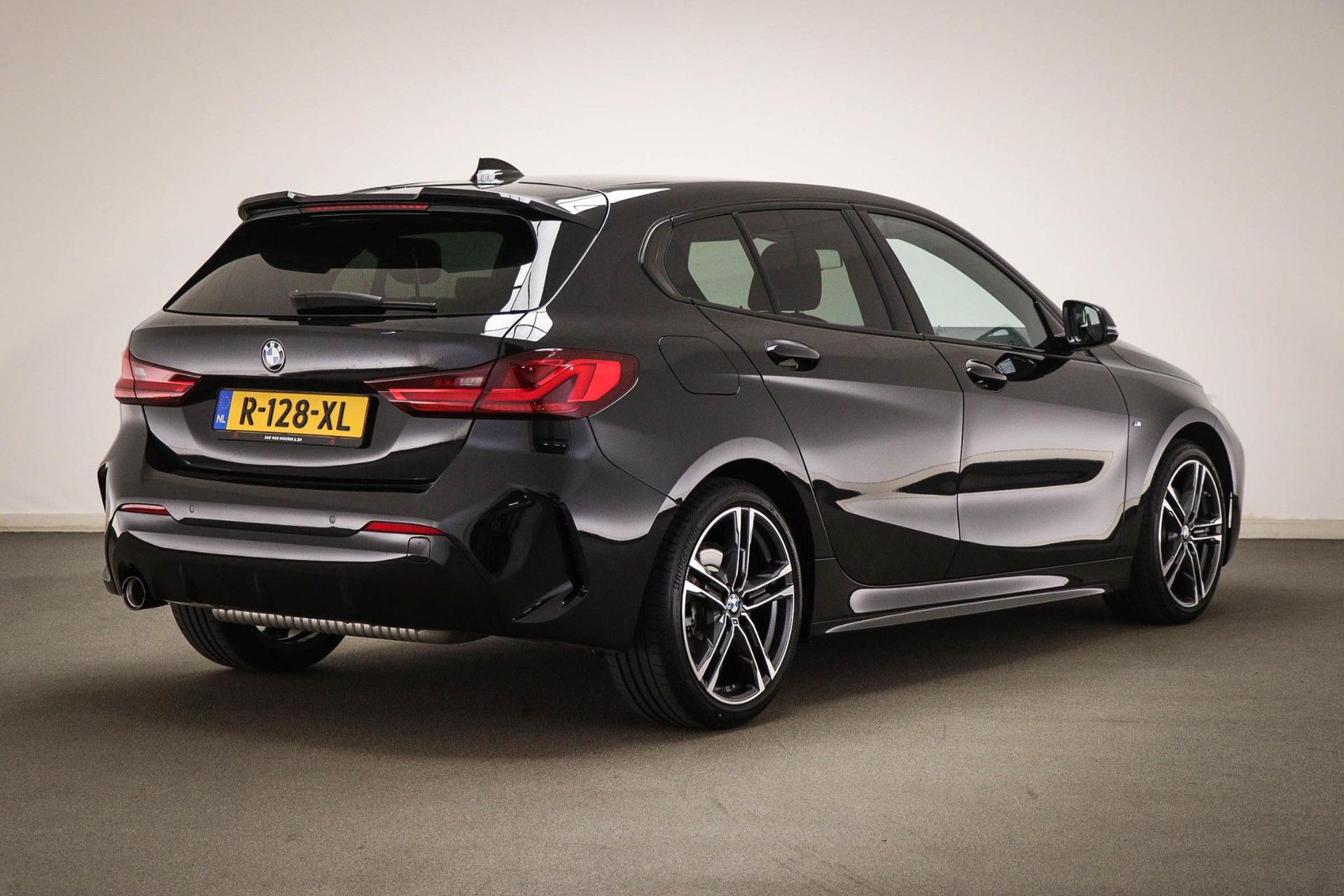 BMW 1-serie met kenteken R-128-XL – achteraanzicht