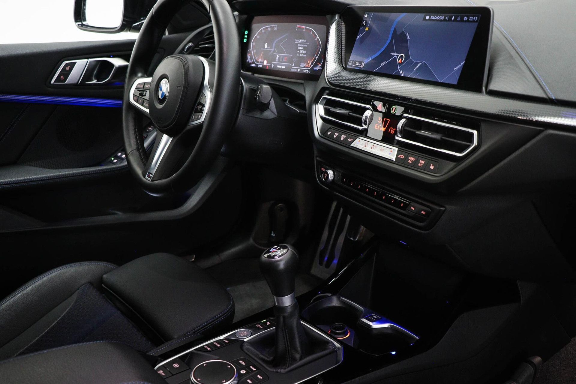 BMW 1-serie met kenteken R-128-XL – interieur