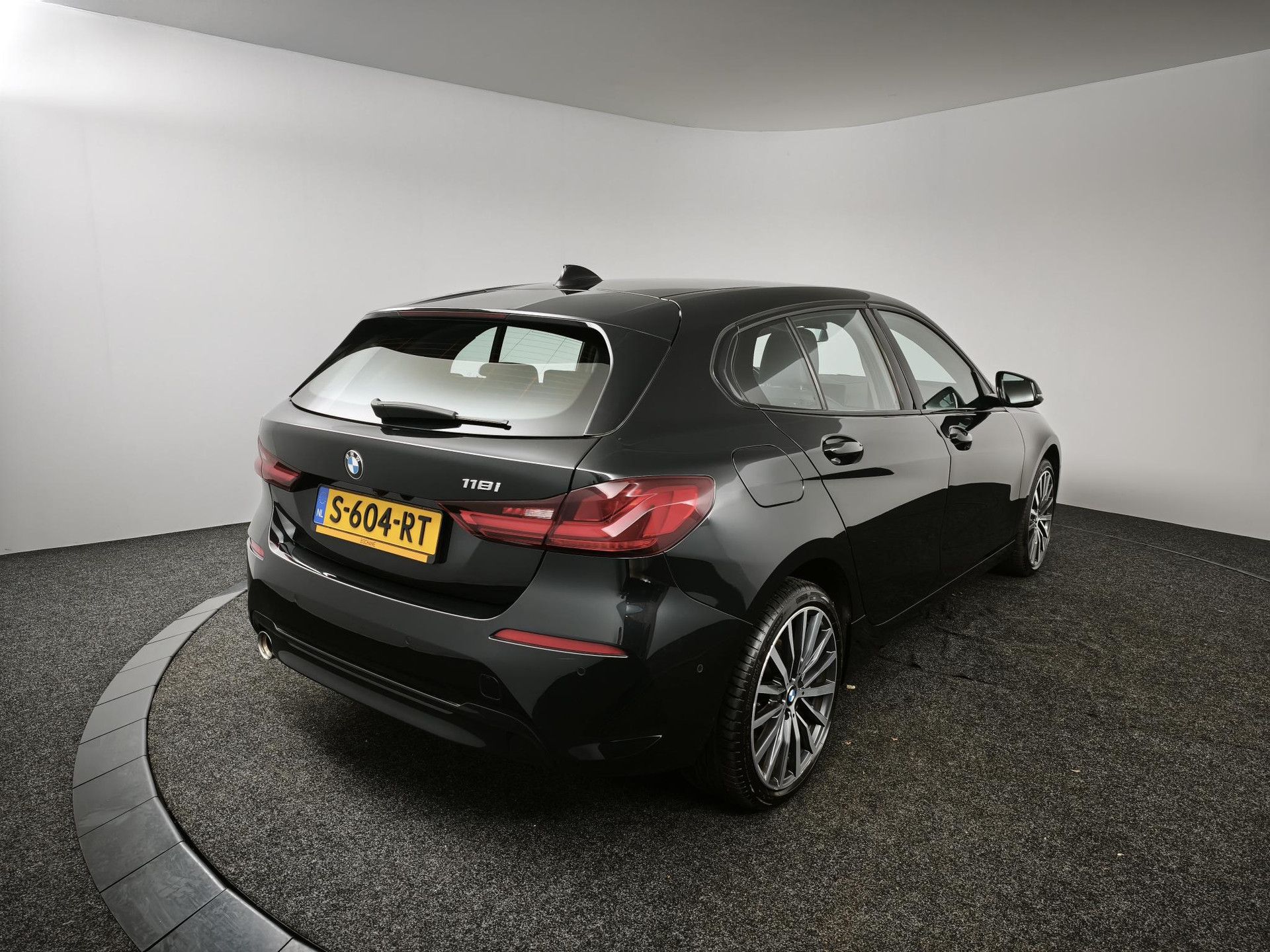 BMW 1-serie met kenteken S-604-RT – achteraanzicht