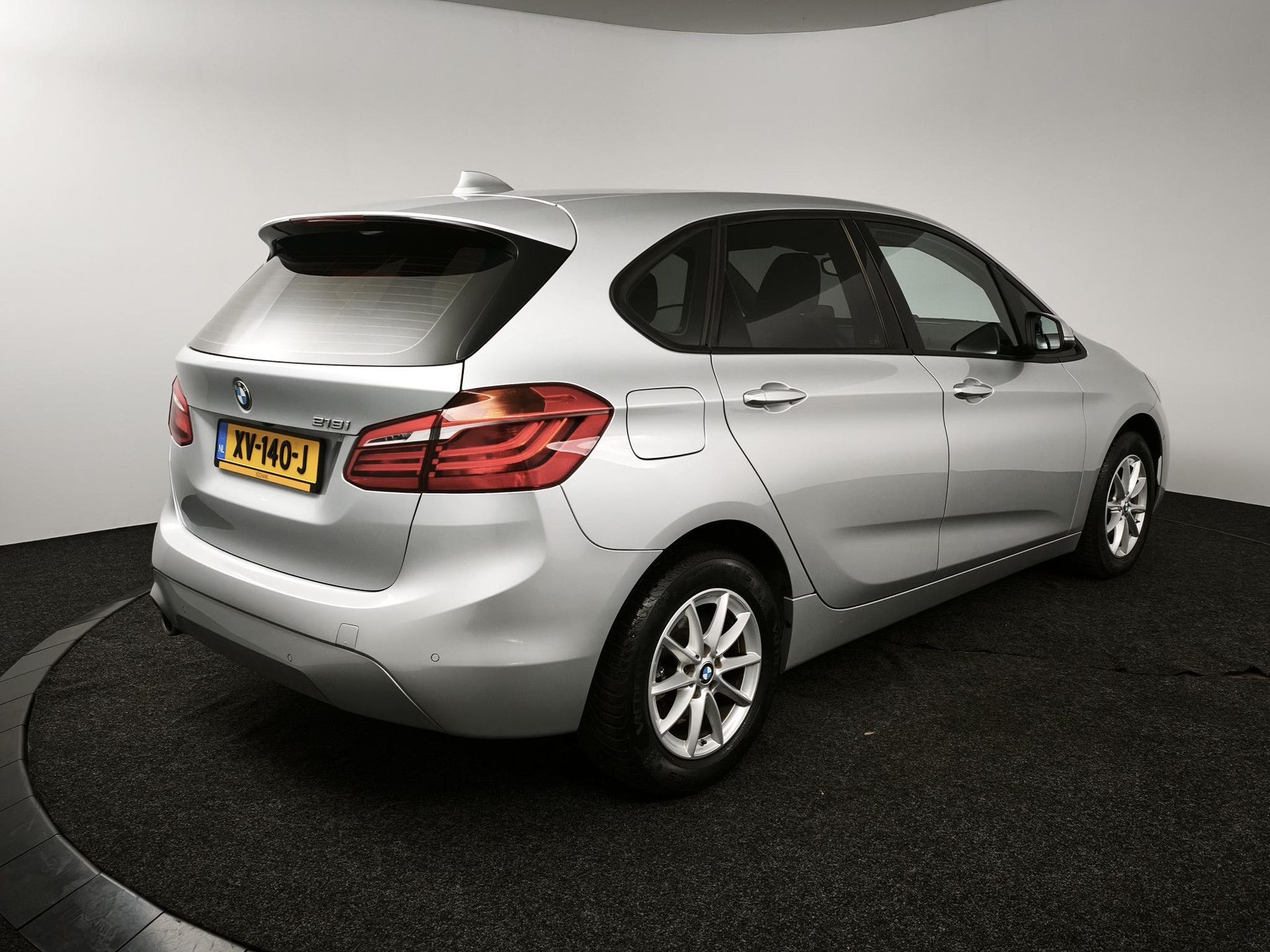 BMW 2-serie met kenteken XV-140-J – achteraanzicht