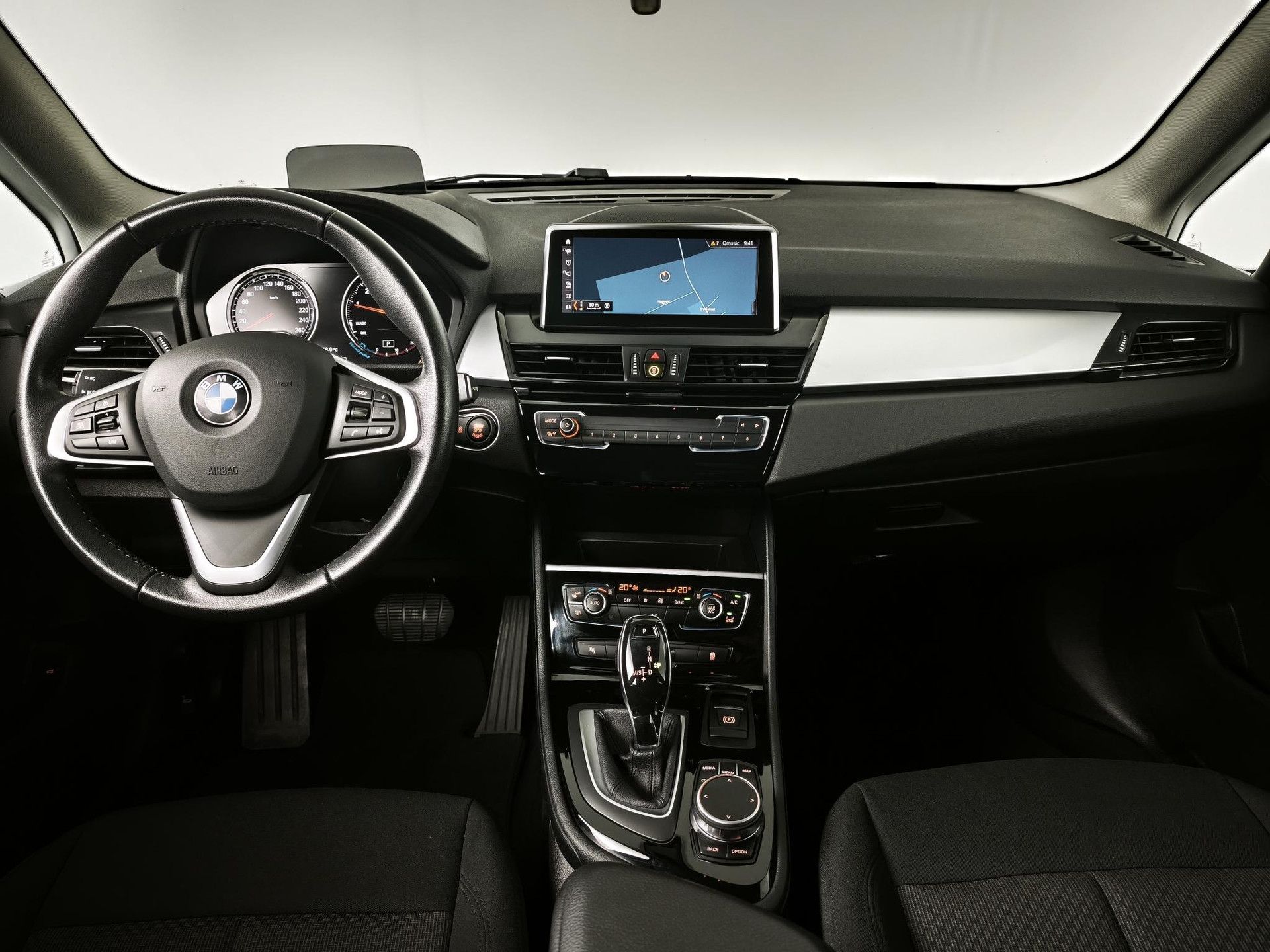 BMW 2-serie met kenteken XV-140-J – interieur