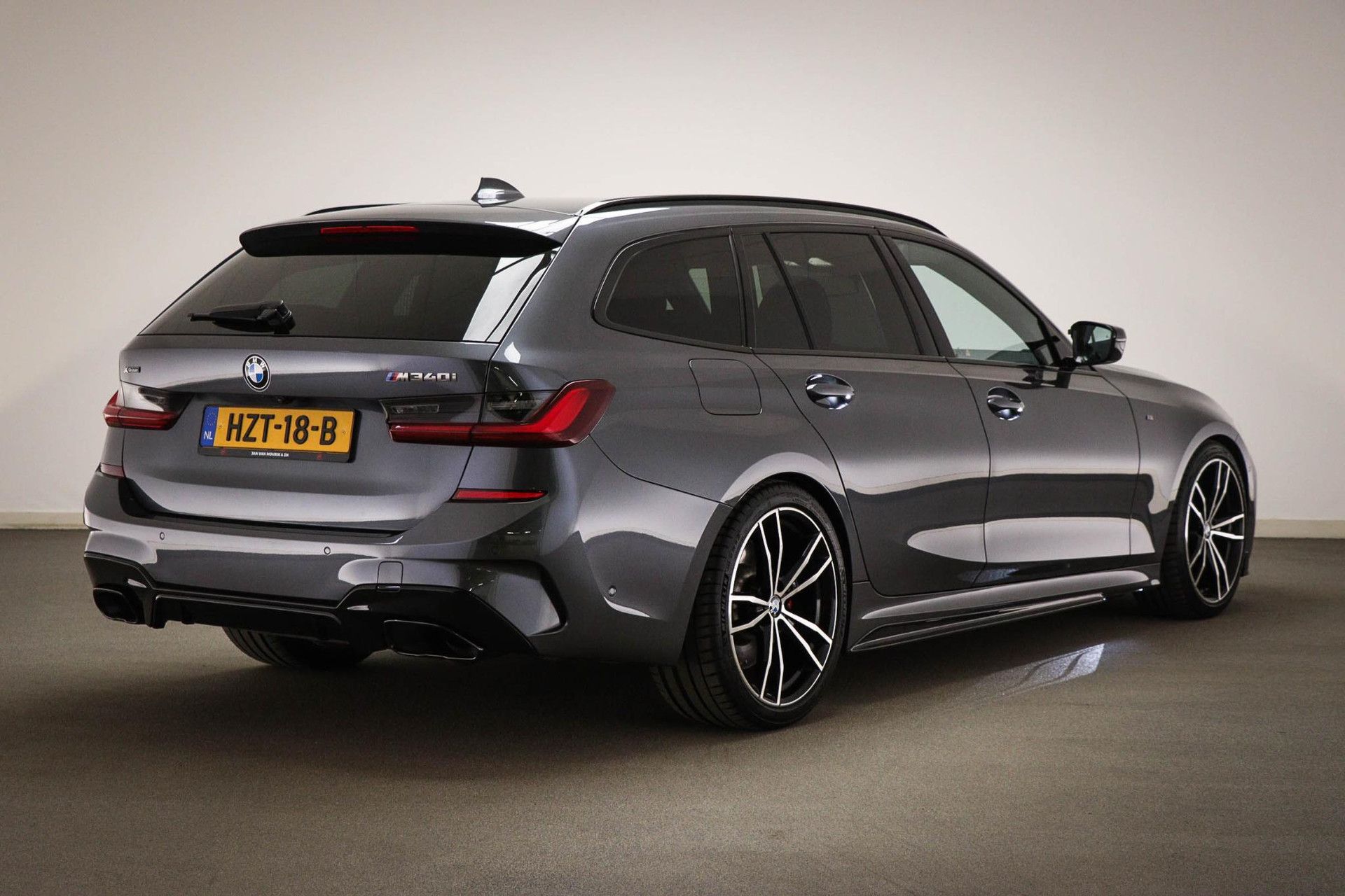 BMW 3-Serie met kenteken HZT-18-B – achteraanzicht