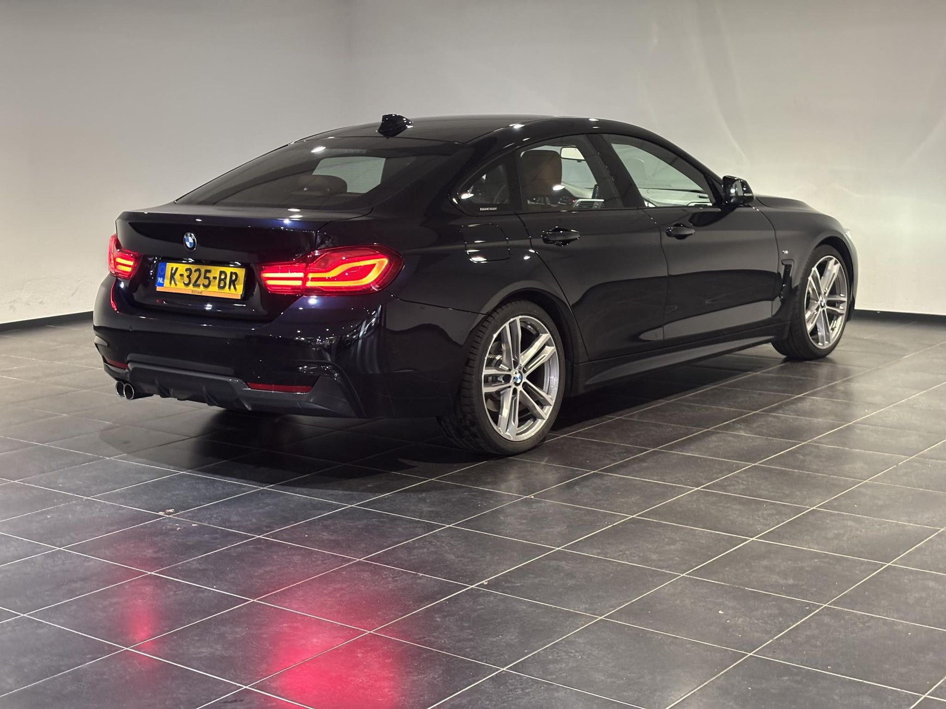 BMW 4-serie met kenteken K-325-BR – achteraanzicht