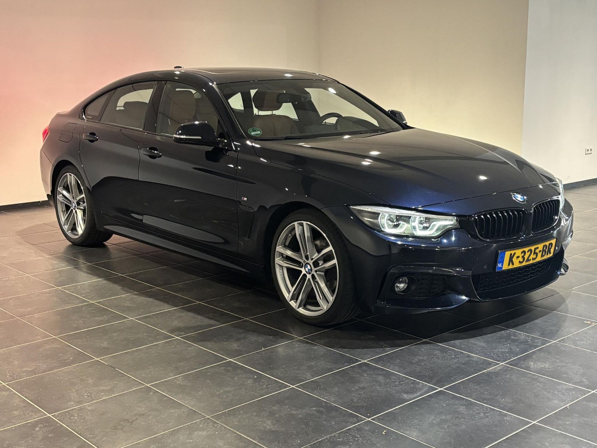 BMW 4-serie met kenteken K-325-BR – detailfoto