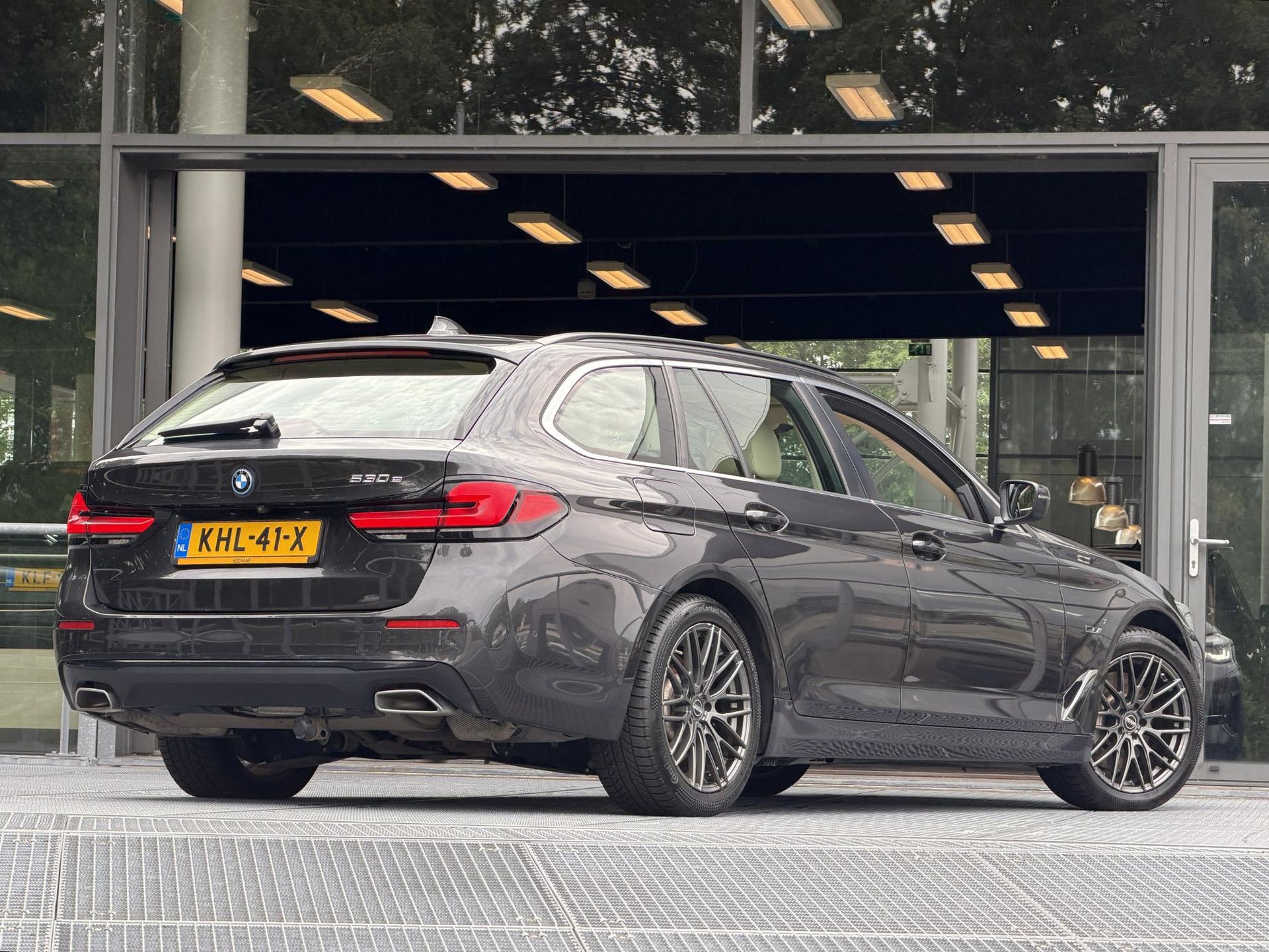 BMW 5-serie met kenteken KHL-41-X – achteraanzicht