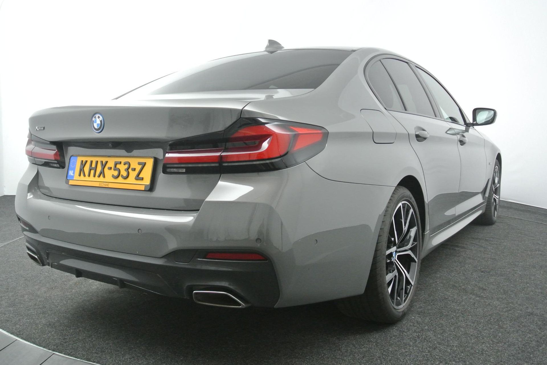 BMW 5-serie met kenteken KHX-53-Z – achteraanzicht